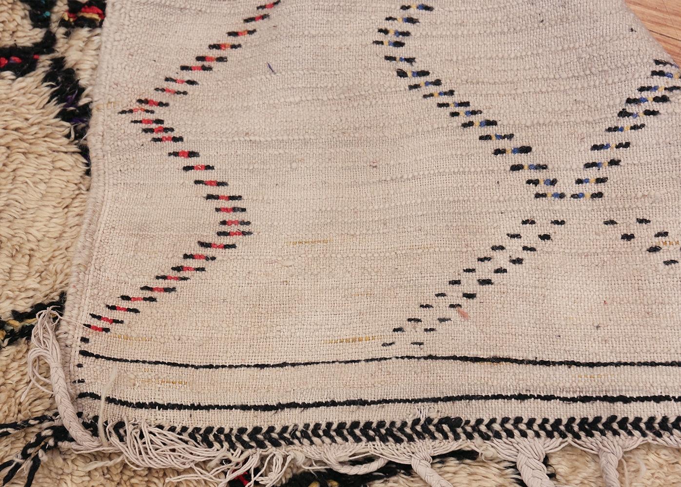 Elfenbeinfarbener Beni Ourain Marokkanischer Vintage-Teppich. Größe: 4 ft 8 in x 7 ft 8 in im Angebot 1