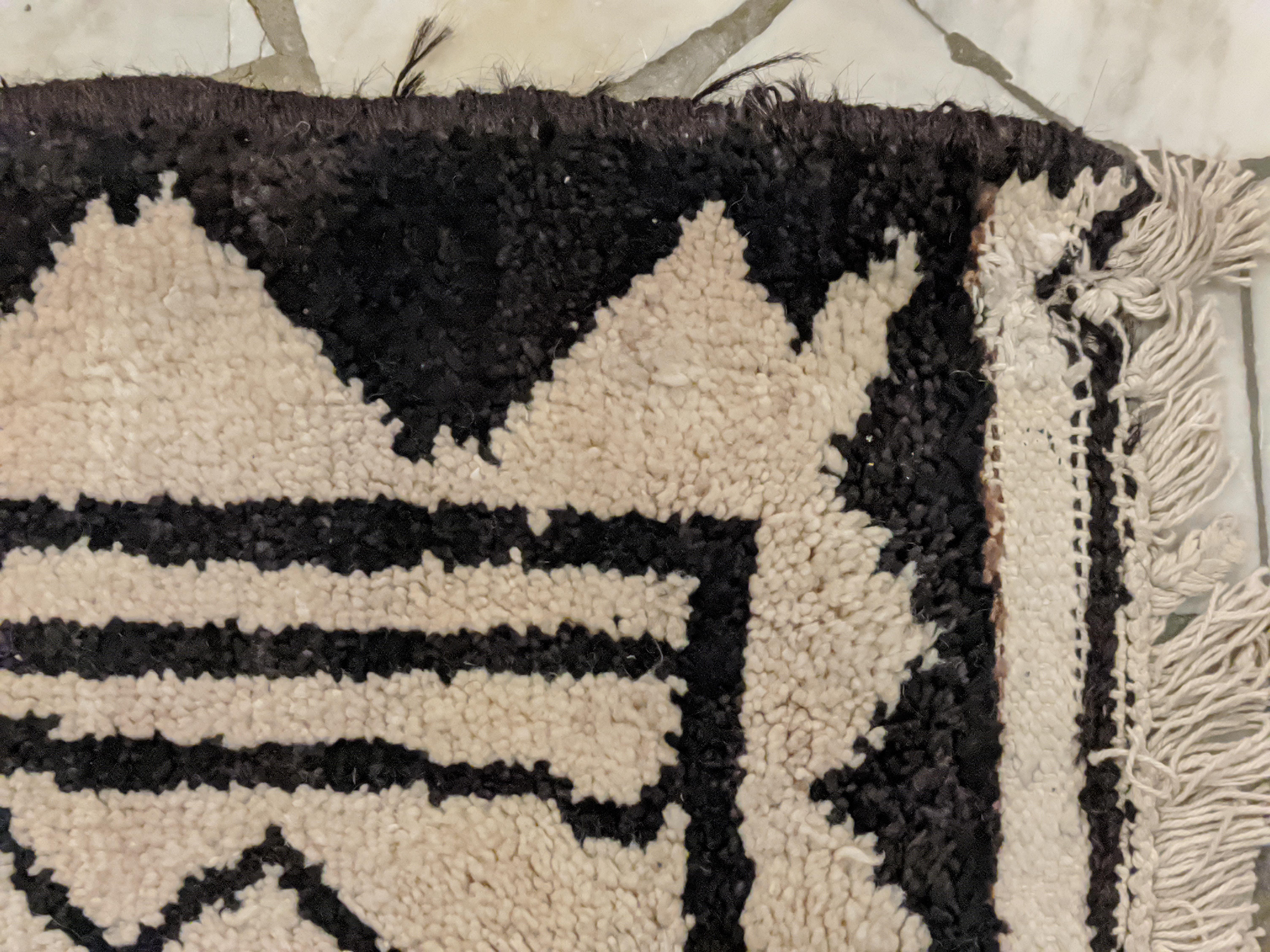 Elfenbeinfarbener/schwarzer Tribal-Teppich im geometrischen Design im Angebot 3