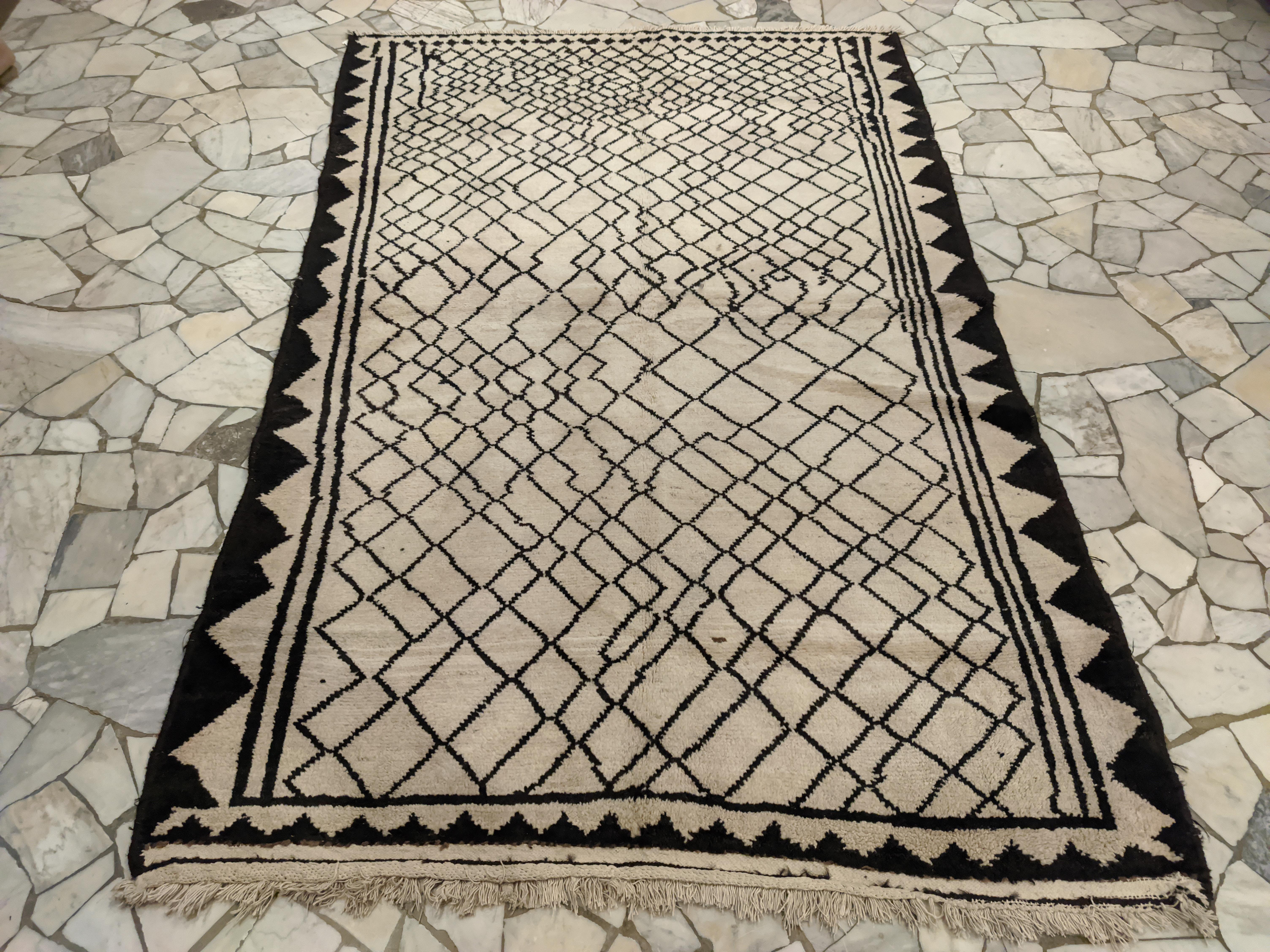 Distinguished by an abstract rendition of the honeycomb diamond pattern, this charming tribal rug has a very sturdy construction and is ideal for any high traffic area. The ivory/black palette makes it an ideal complement for the modernist interior.