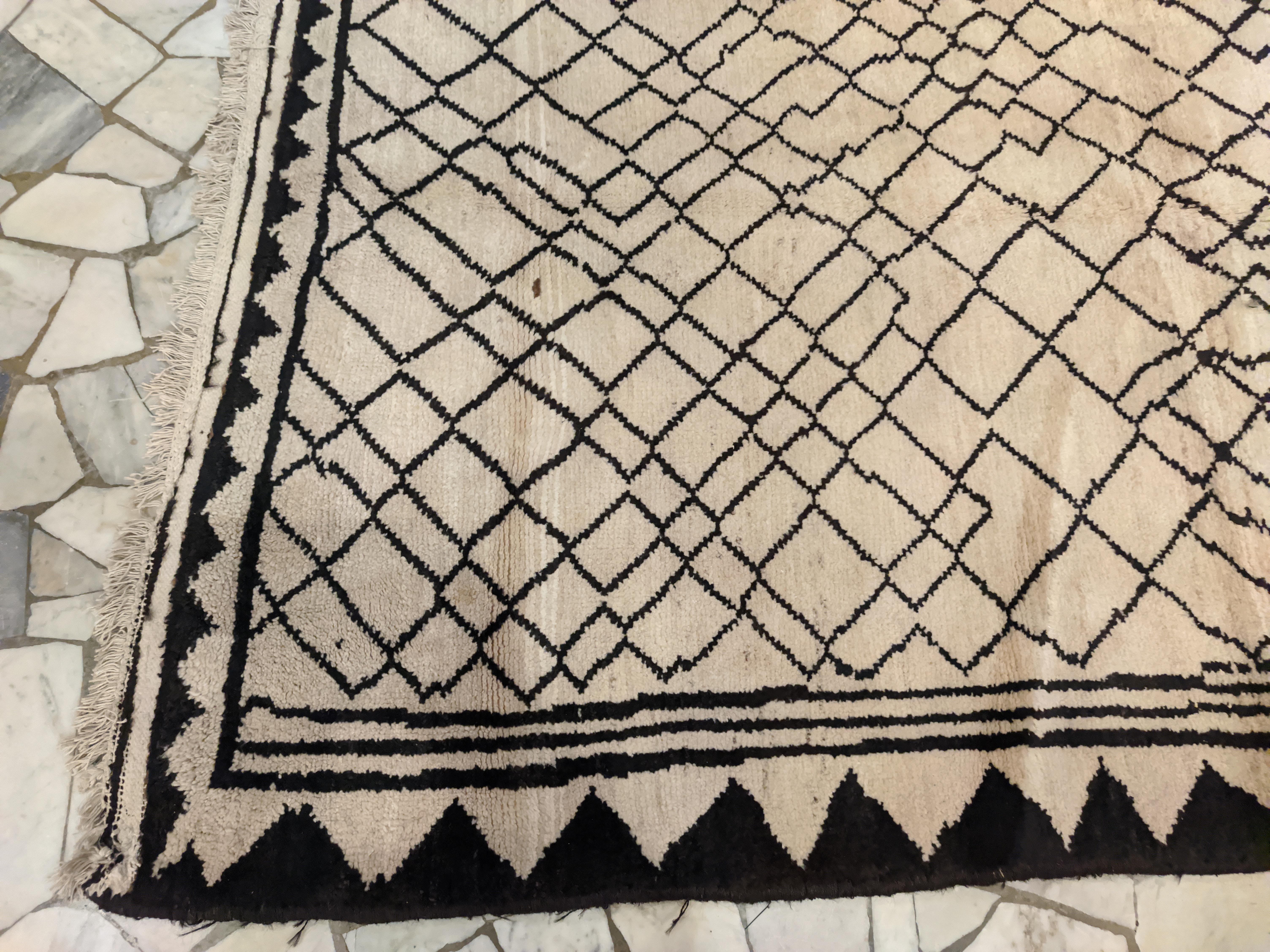 Elfenbeinfarbener/schwarzer Tribal-Teppich im geometrischen Design (Stammeskunst) im Angebot