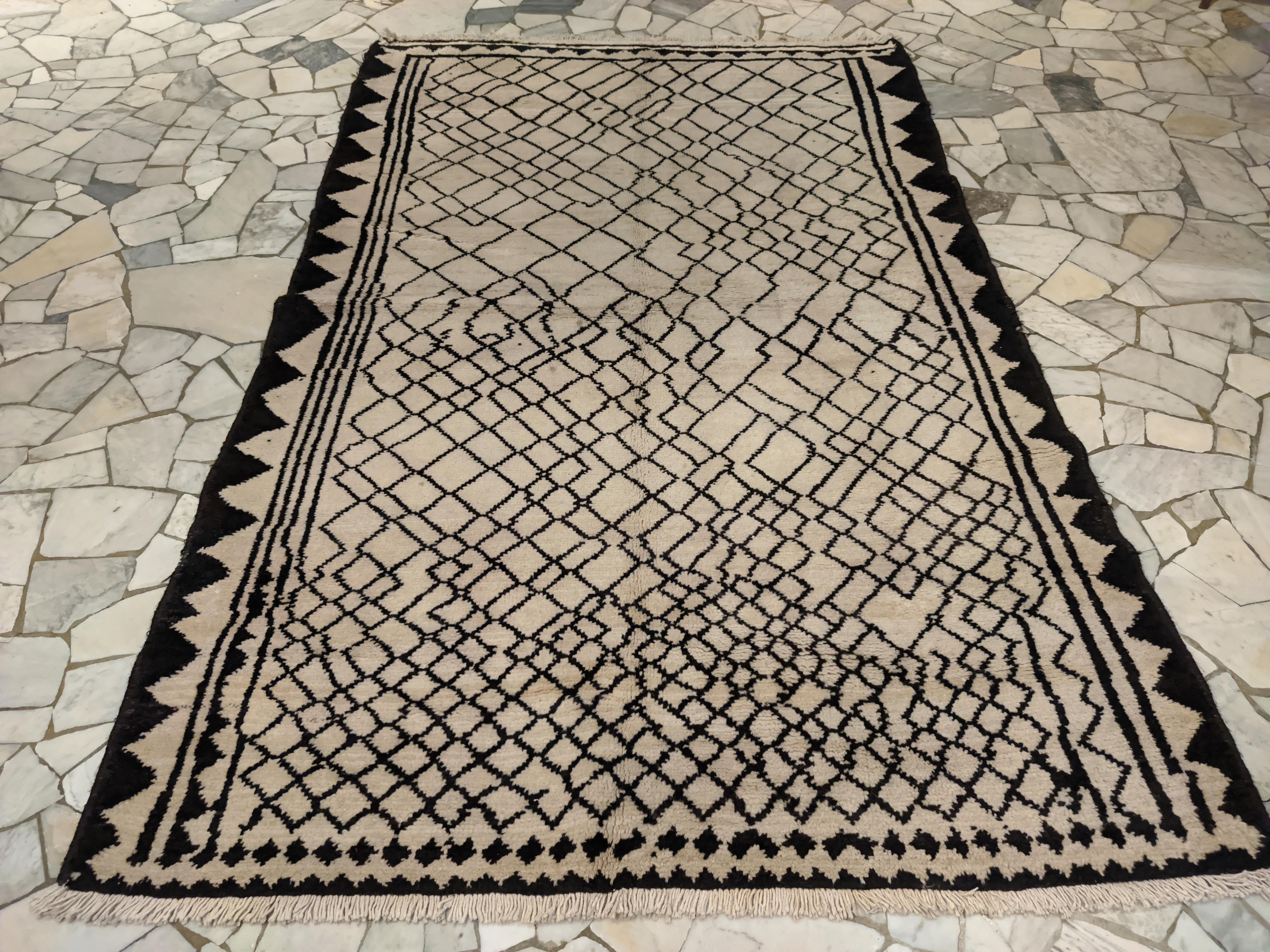 Vintage Ivory/Black Geometric Design Tribal Rug In Excellent Condition For Sale In Milan, IT
