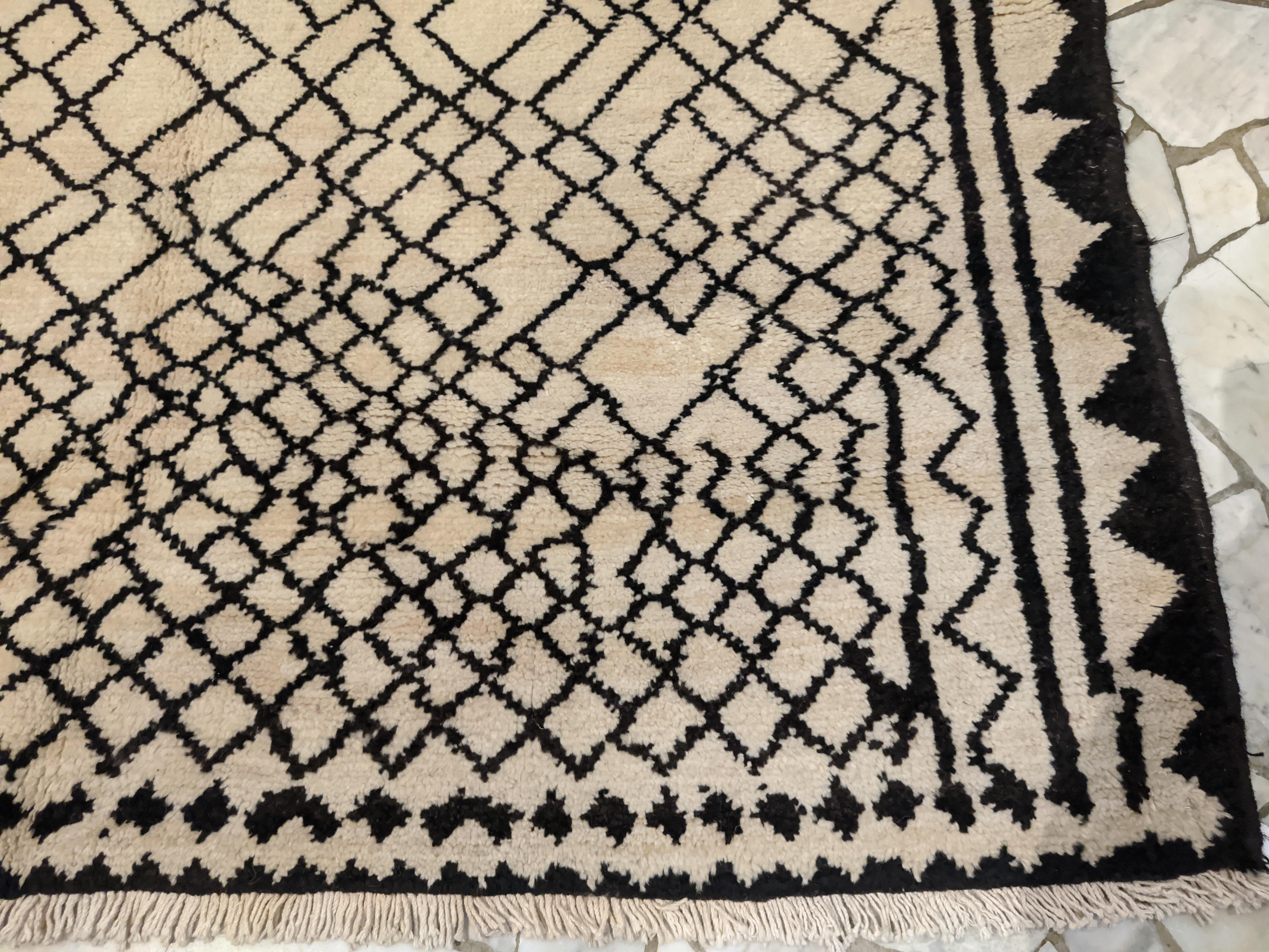 Elfenbeinfarbener/schwarzer Tribal-Teppich im geometrischen Design im Zustand „Hervorragend“ im Angebot in Milan, IT