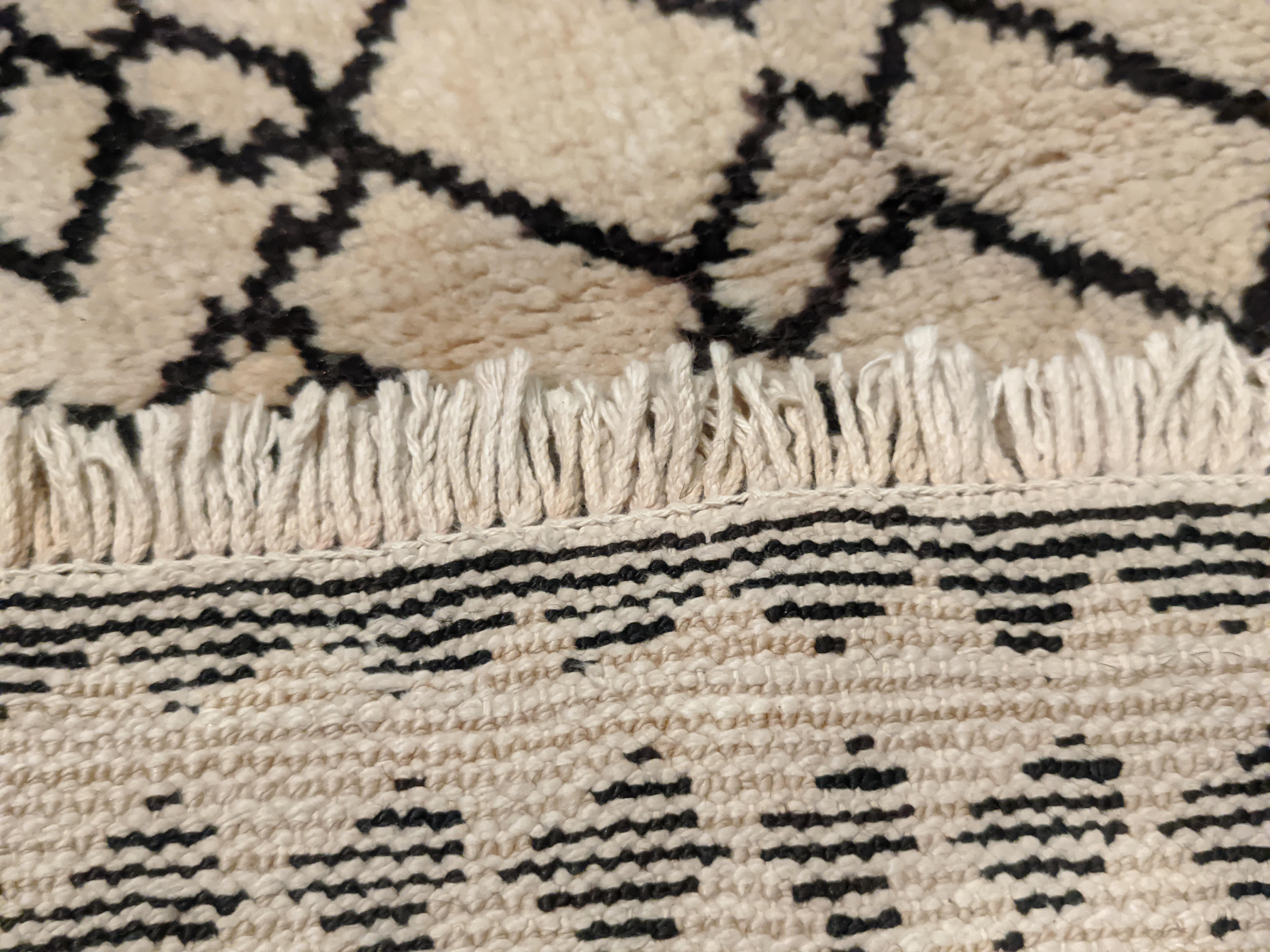 Elfenbeinfarbener/schwarzer Tribal-Teppich im geometrischen Design (Wolle) im Angebot