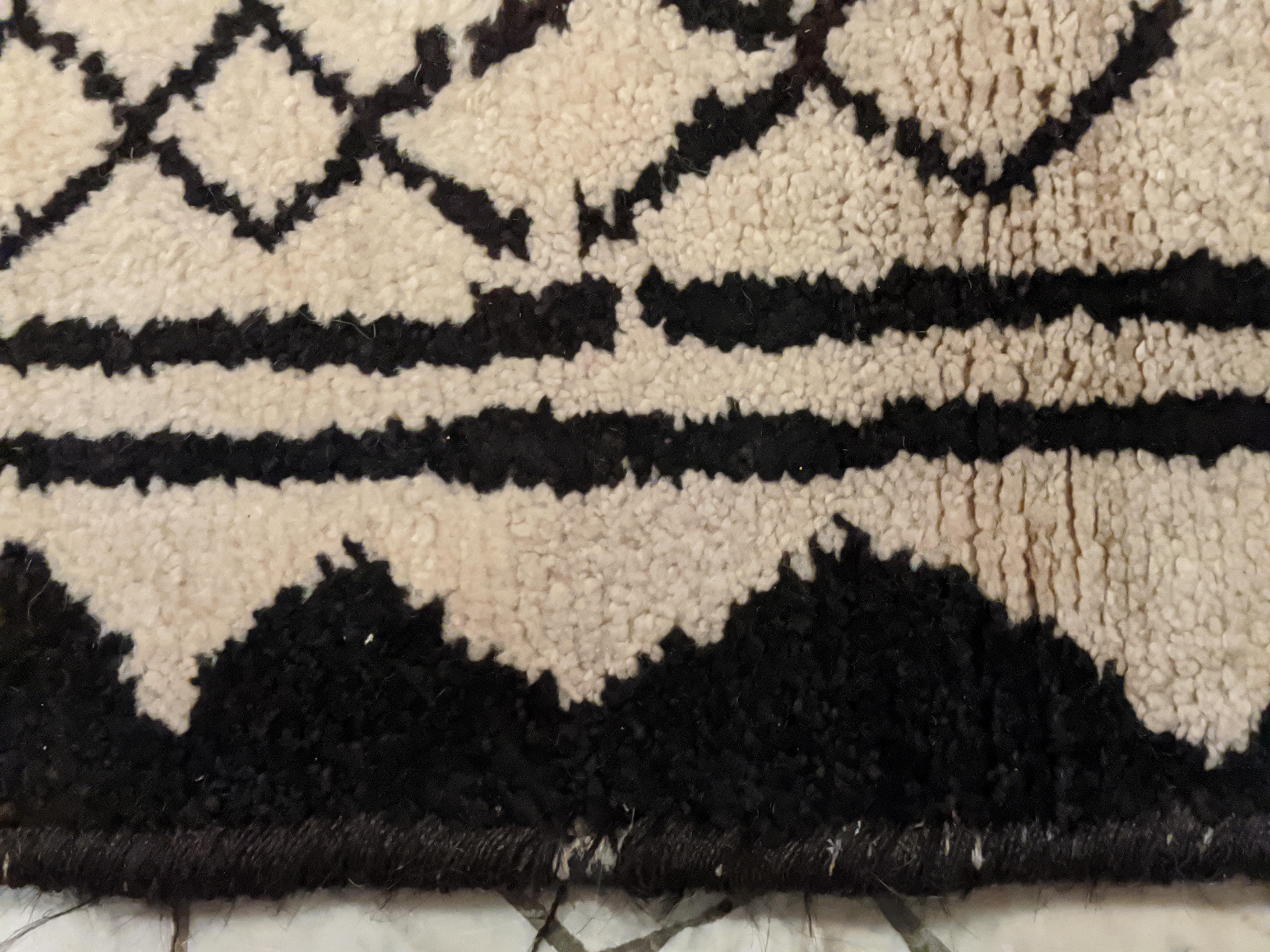 Elfenbeinfarbener/schwarzer Tribal-Teppich im geometrischen Design im Angebot 1