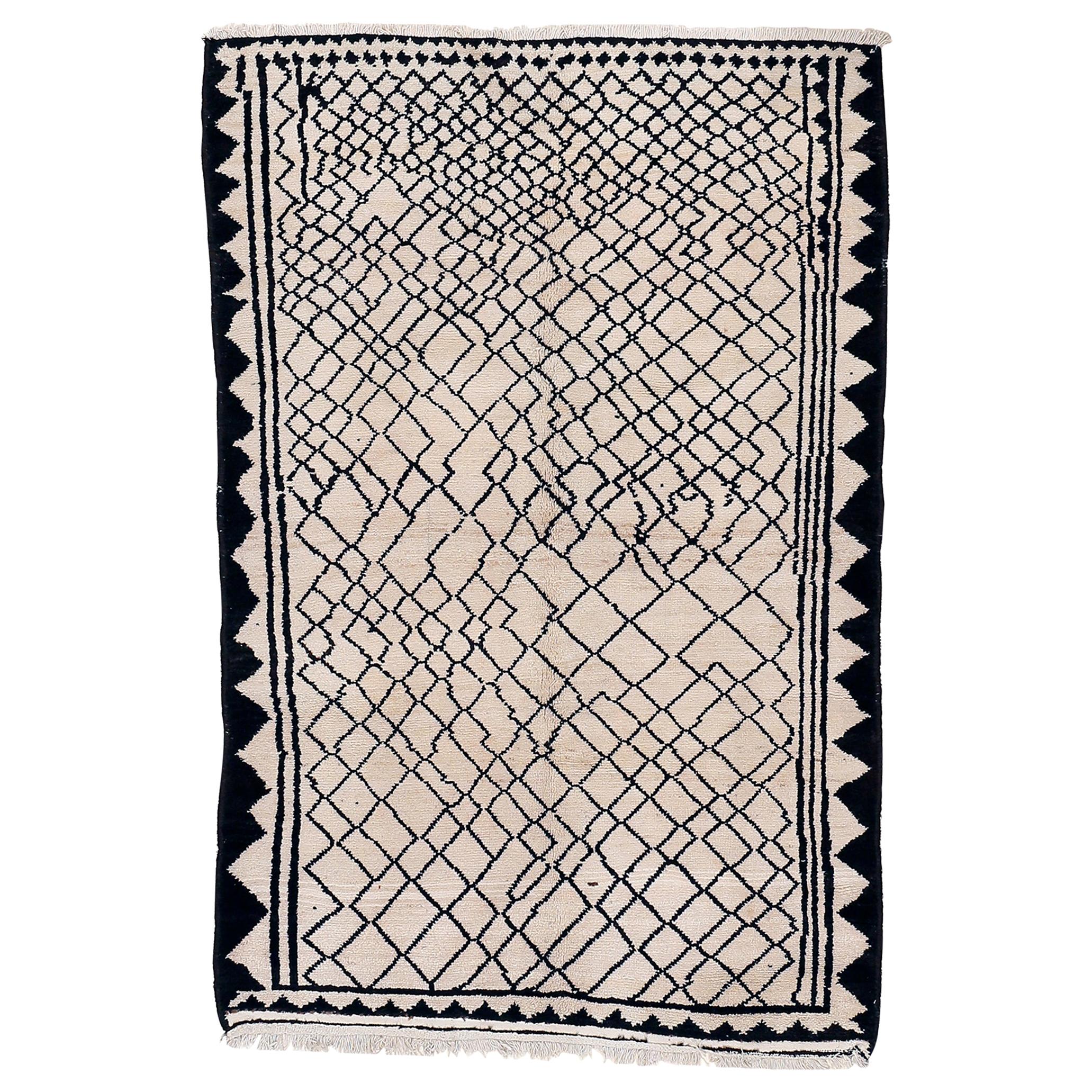 Tapis tribal vintage à motifs géométriques ivoire/noir en vente