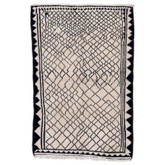 Elfenbeinfarbener/schwarzer Tribal-Teppich im geometrischen Design