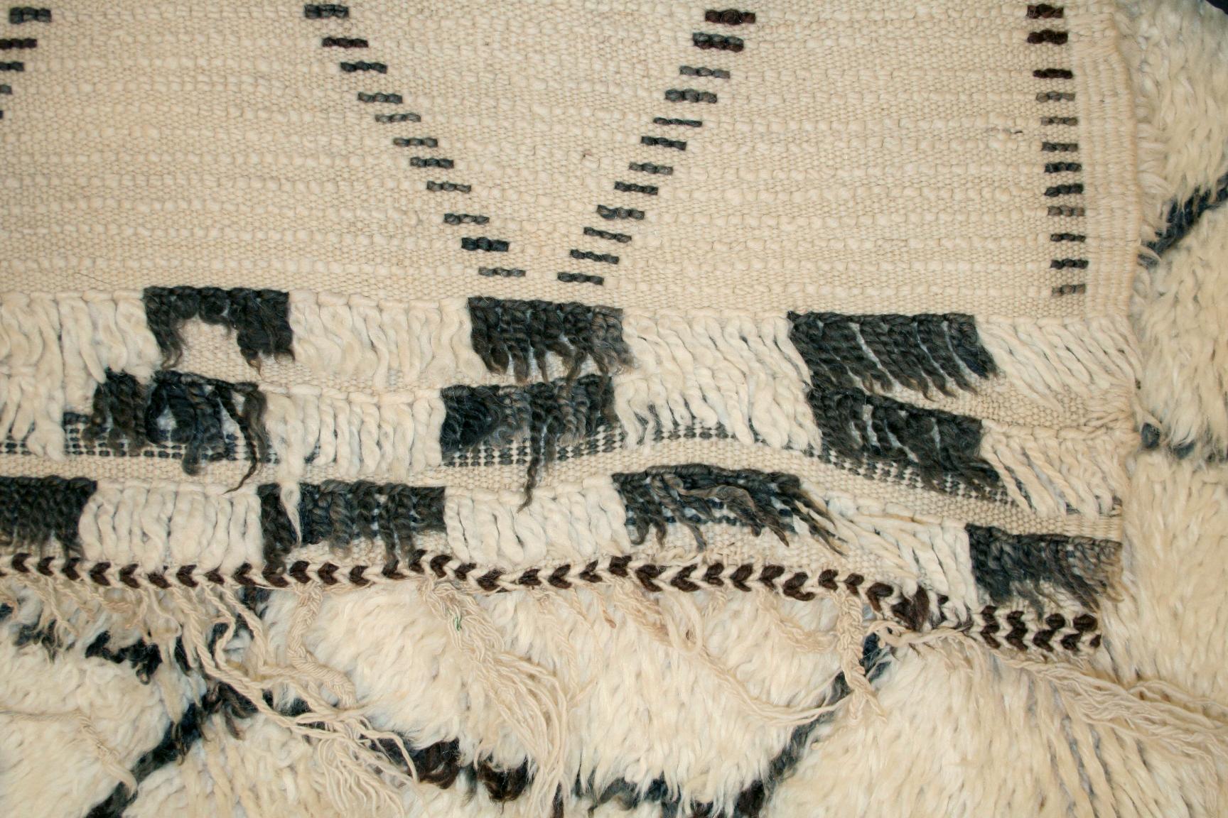 Vintage Ivory/Black Small Moroccan Berber Beni Ouarain Rug In Excellent Condition In Milan, IT