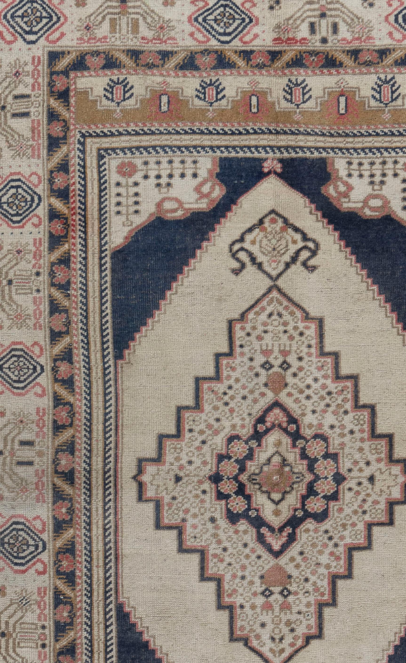 Elfenbeinblauer türkischer Oushak-Teppich im Vintage-Look (20. Jahrhundert) im Angebot