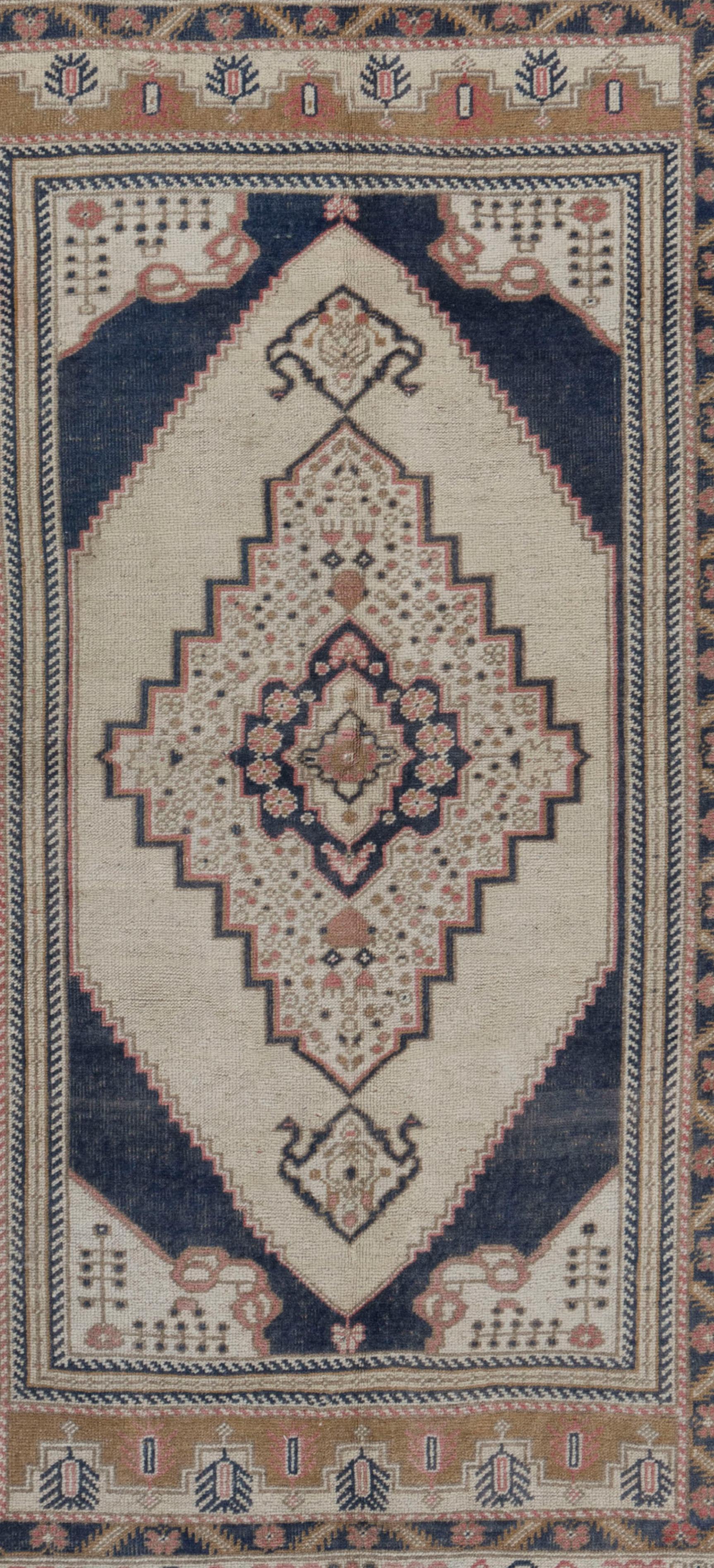 Elfenbeinblauer türkischer Oushak-Teppich im Vintage-Look (Wolle) im Angebot