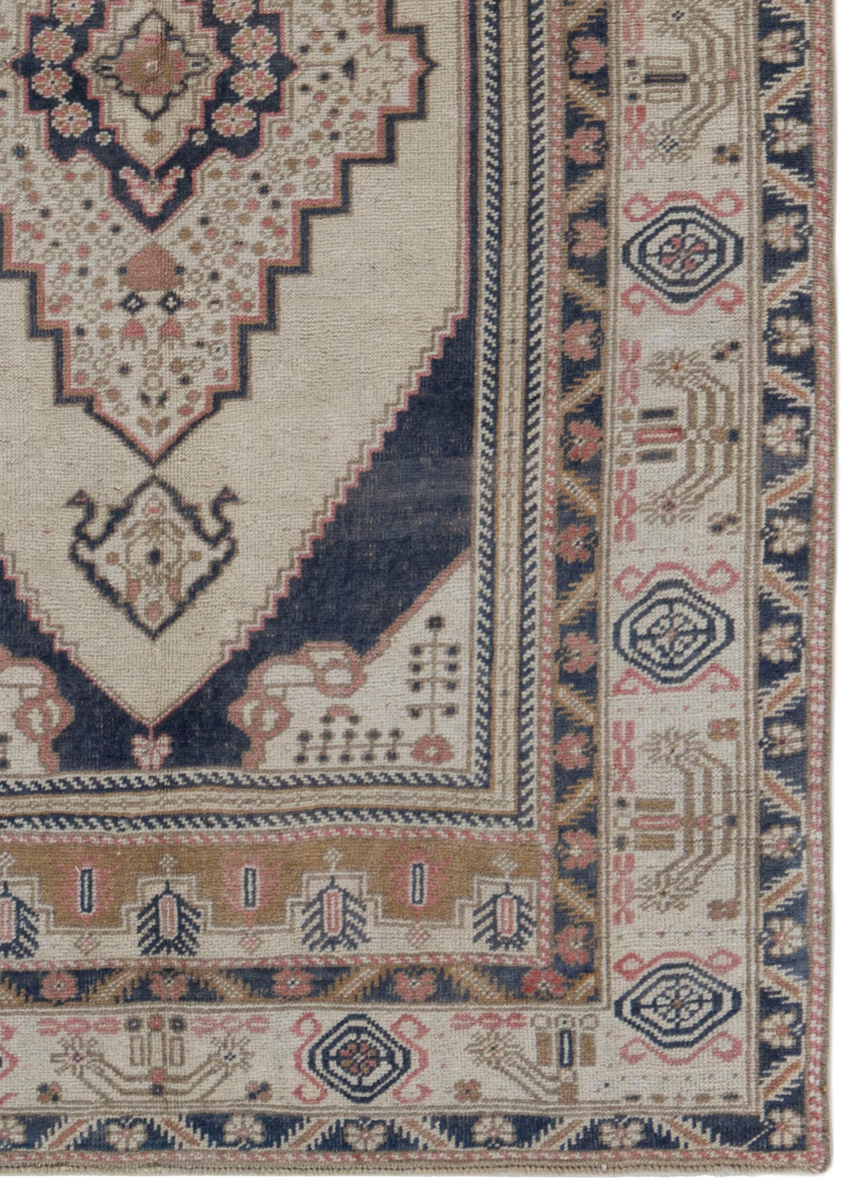 Elfenbeinblauer türkischer Oushak-Teppich im Vintage-Look im Angebot 1