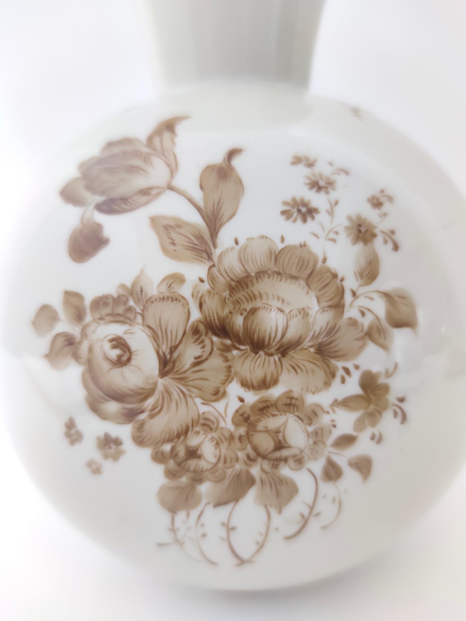 Elfenbeinfarbene Keramikvase mit braunen Blumendetails von Rosenthal, Italien im Angebot 6