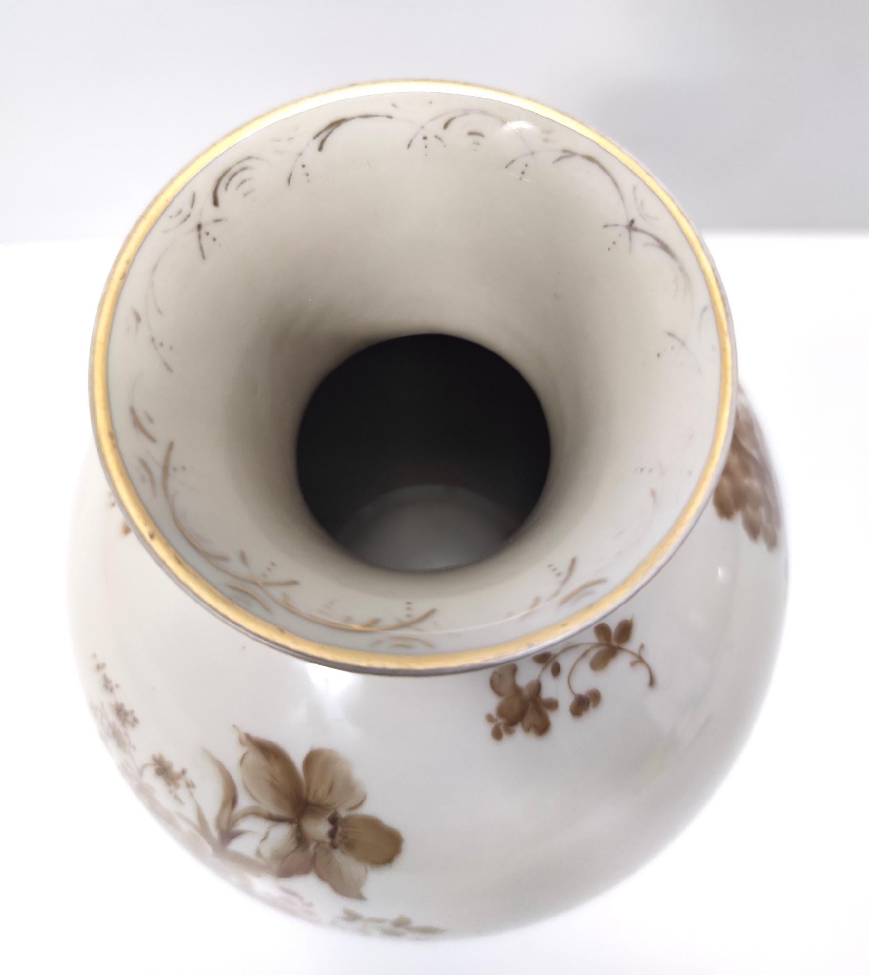 Elfenbeinfarbene Keramikvase mit braunen Blumendetails von Rosenthal, Italien im Angebot 9