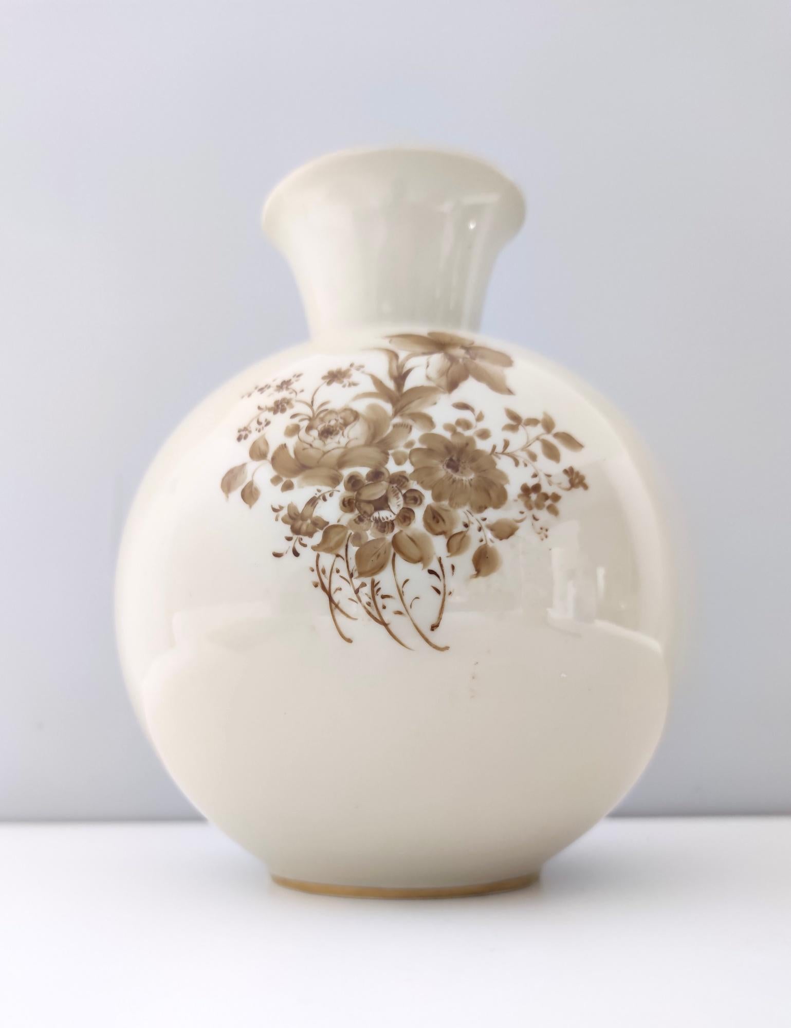 Elfenbeinfarbene Keramikvase mit braunen Blumendetails von Rosenthal, Italien im Angebot 1