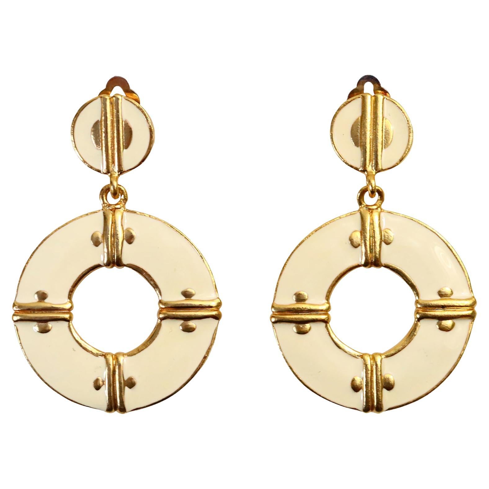Orecchini a cerchio pendenti in oro e smalto avorio vintage, circa anni '80