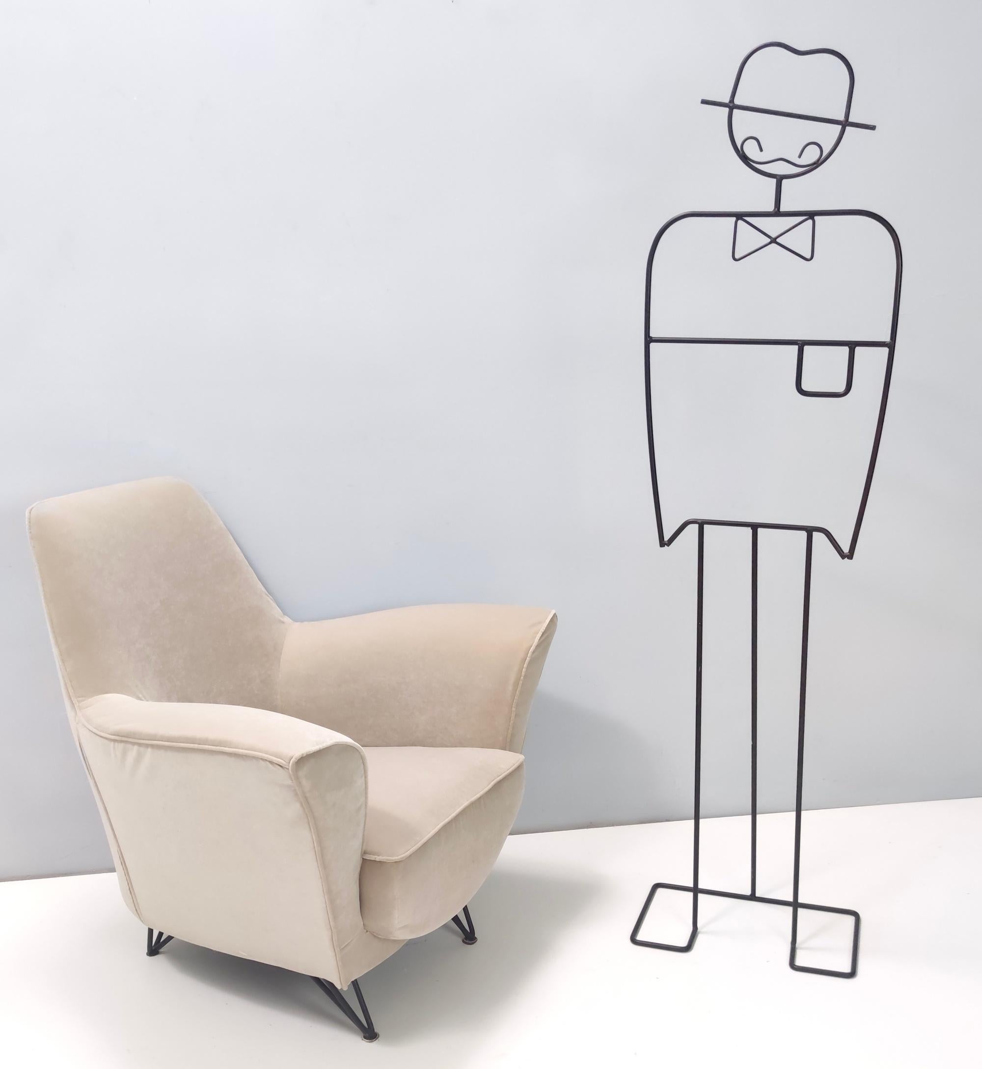 Hergestellt in Italien, 1950er Jahre. 
Dieser Sessel ist mit einem neuen beigen Stoffbezug und lackierten Metallfüßen ausgestattet. 
Diese Sitzgelegenheit ist äußerst bequem und anschmiegsam.
Es ist Vintage, daher kann es leichte Gebrauchsspuren