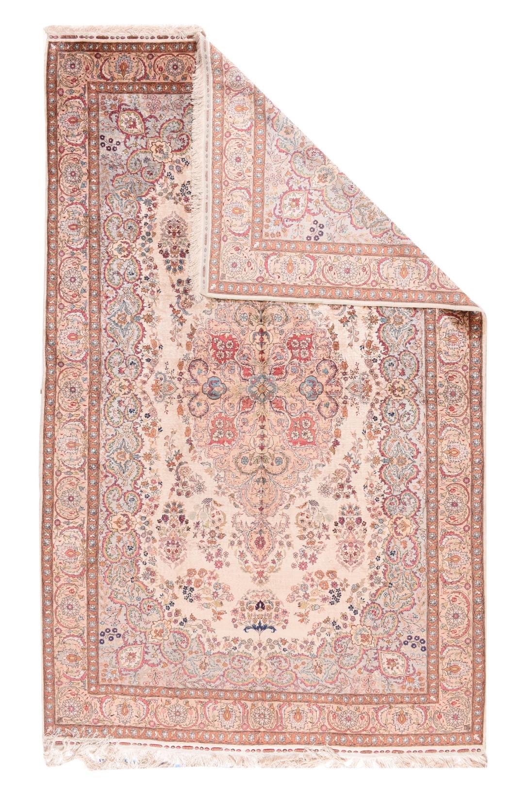 Vintage Ivory Herekeh rug. Measures: 6.5'' x 10.4''.