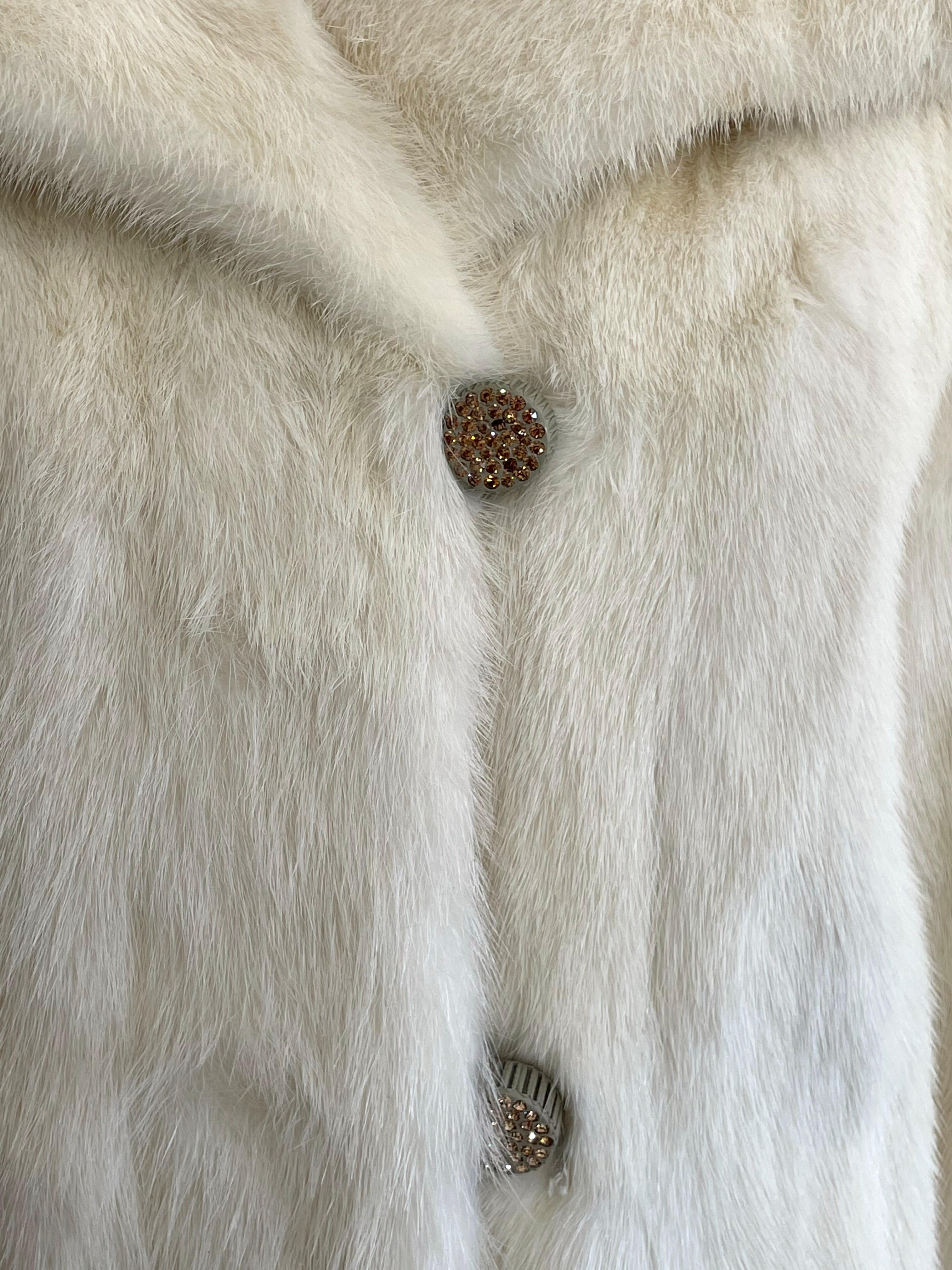 Ivory Mink Coat Classic Cut Double Breasted Jacket  In Good Condition For Sale In Wallkill, NY