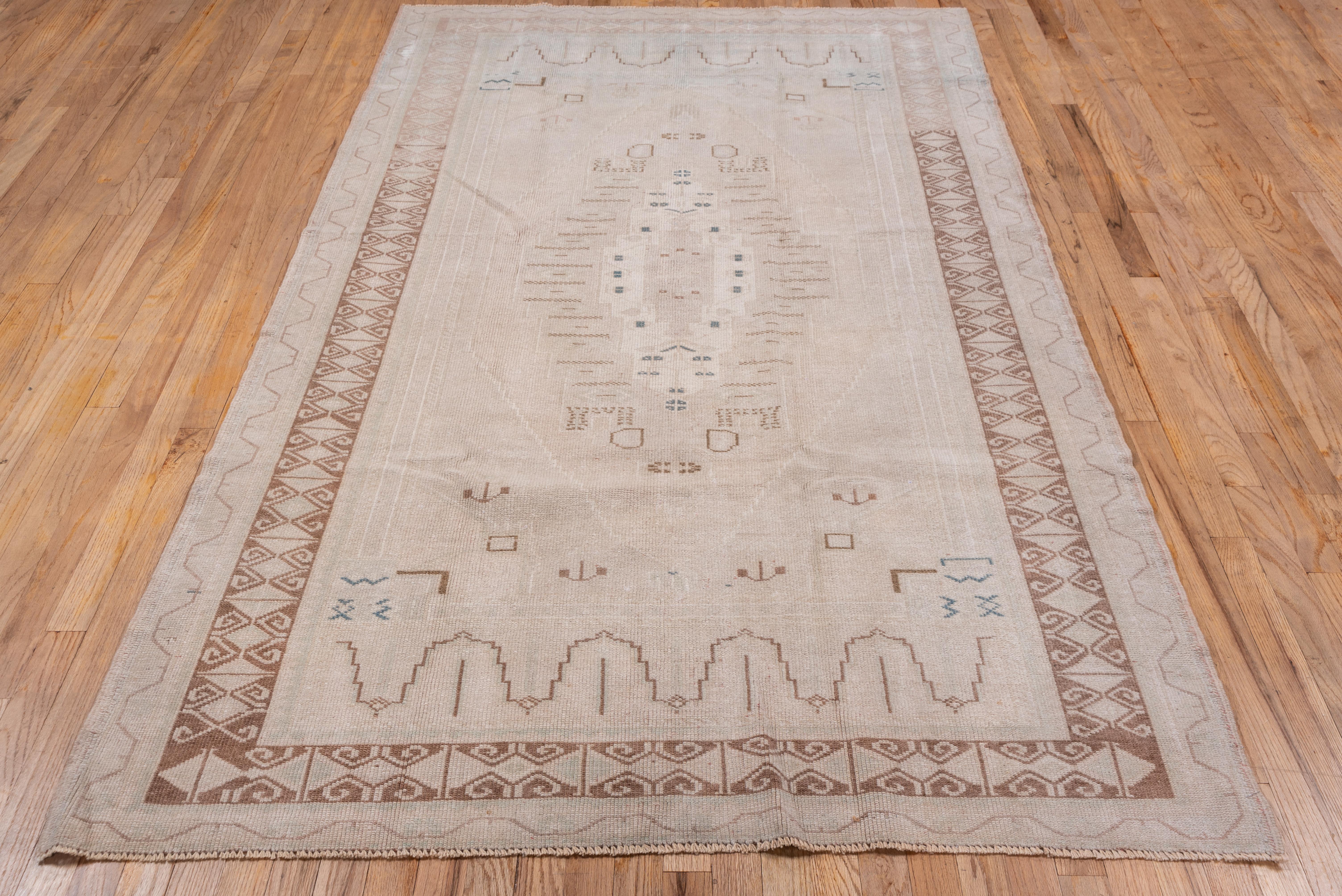 Vintage Ivory Oushak Rug, Narrow Brown Innter Border, Neutral Palette In Good Condition For Sale In New York, NY