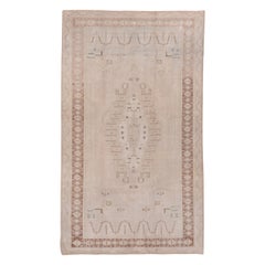 Tapis vintage ivoire en oushak:: bordure étroite à l'intérieur en marron:: palette neutre