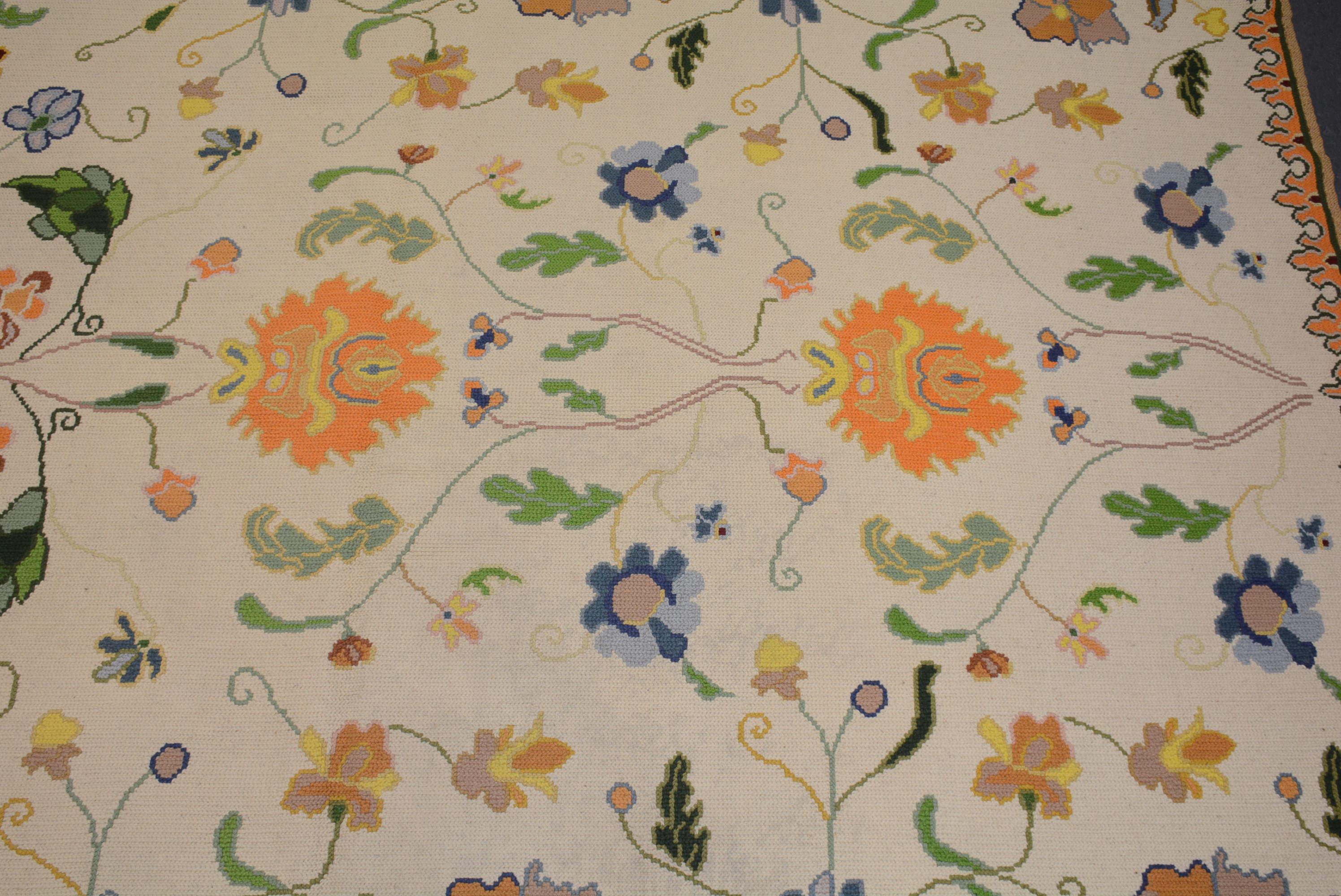 Elfenbeinfarbener portugiesischer Gobelinstickerei-Teppich (20. Jahrhundert) im Angebot