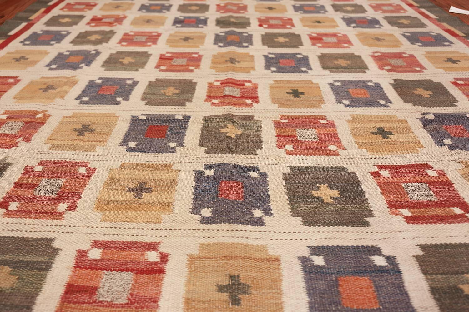 20th Century Vintage Ivory Room Size Scandinavian Swedish Kilim Carpet. Size: 7 ft x 9 ft