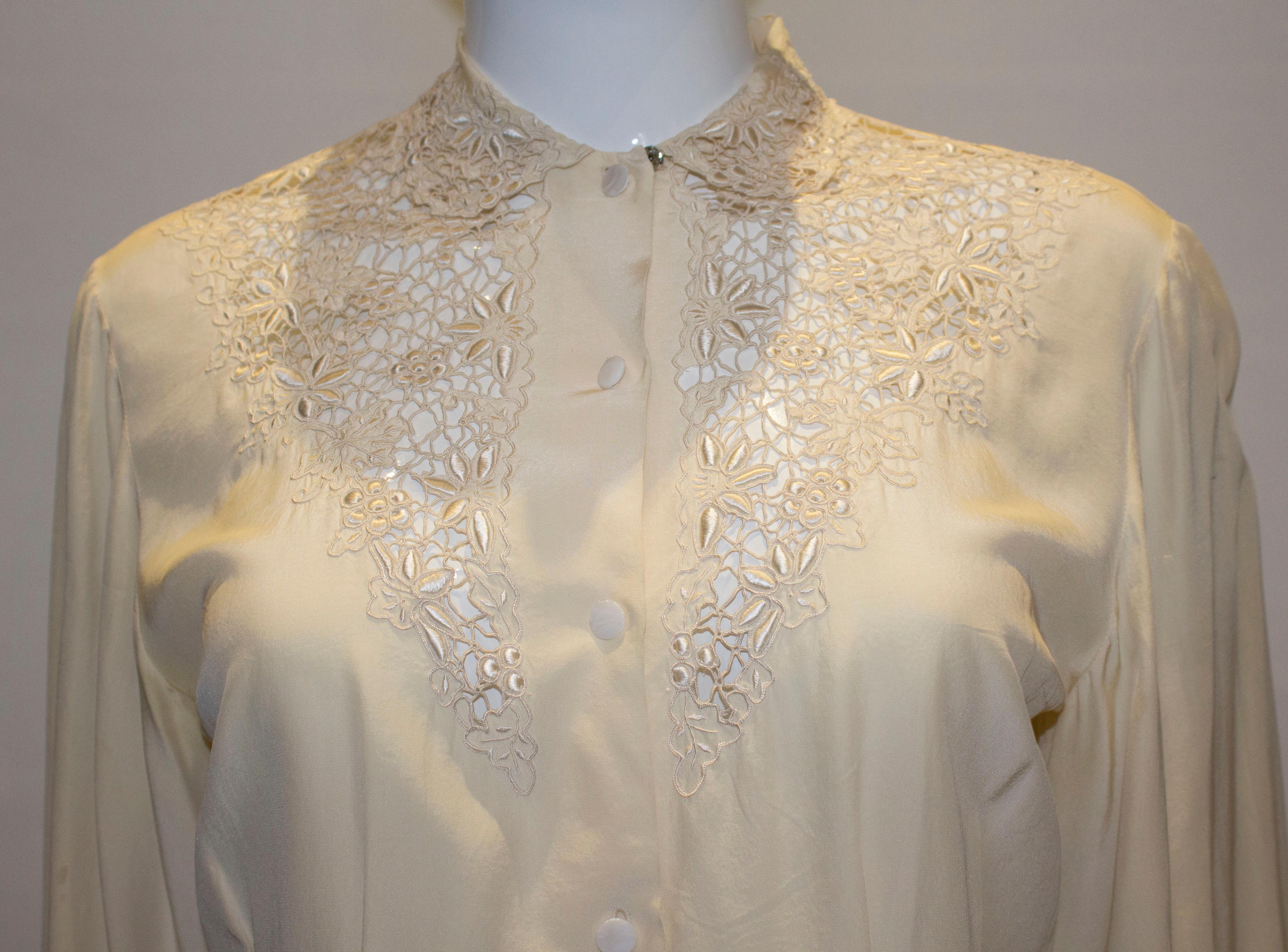 Elfenbeinfarbene Chinease-Bluse aus Seide mit Detail auf Bügel und Manschette. (Braun) im Angebot