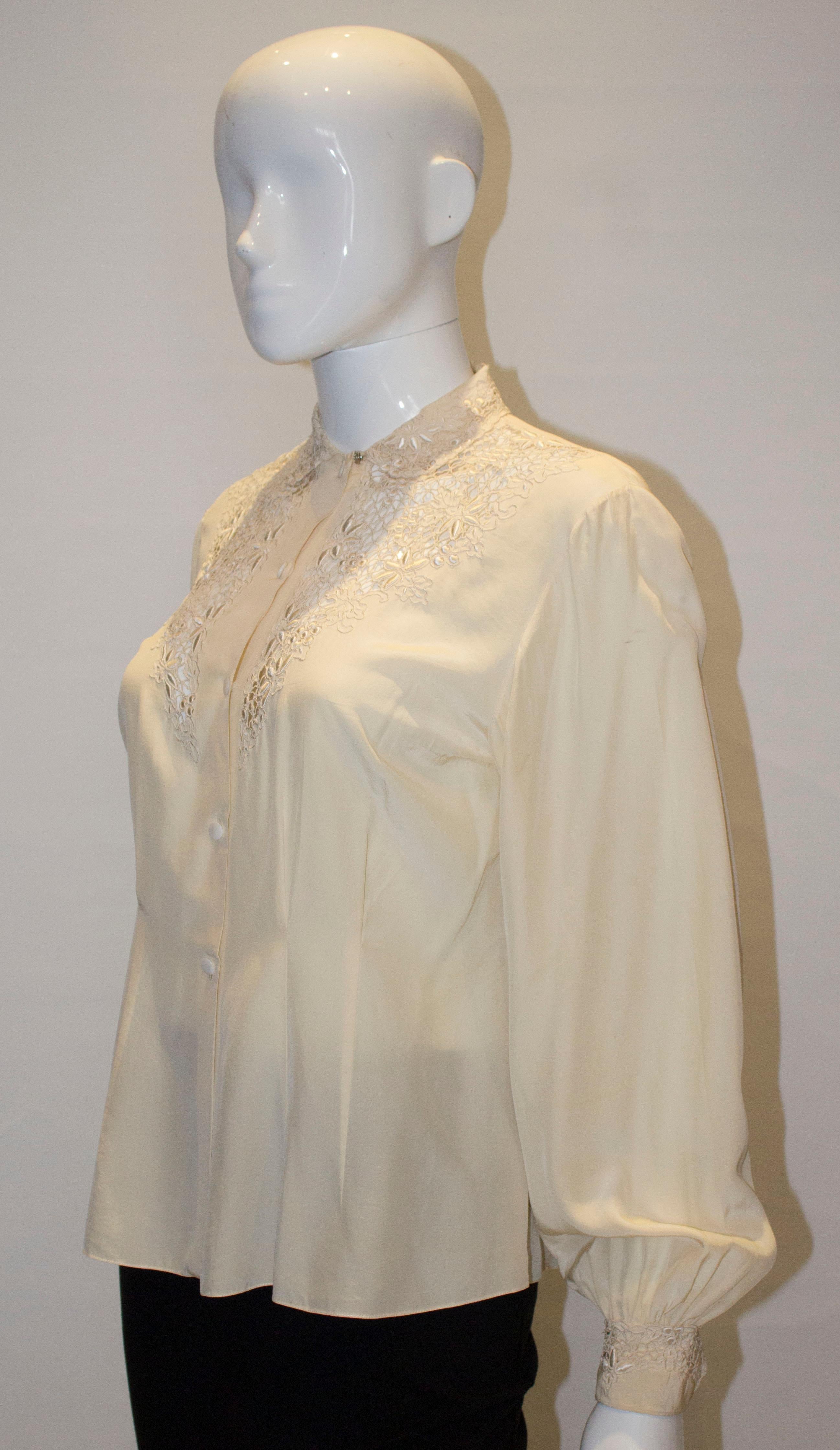 Elfenbeinfarbene Chinease-Bluse aus Seide mit Detail auf Bügel und Manschette. im Zustand „Gut“ im Angebot in London, GB