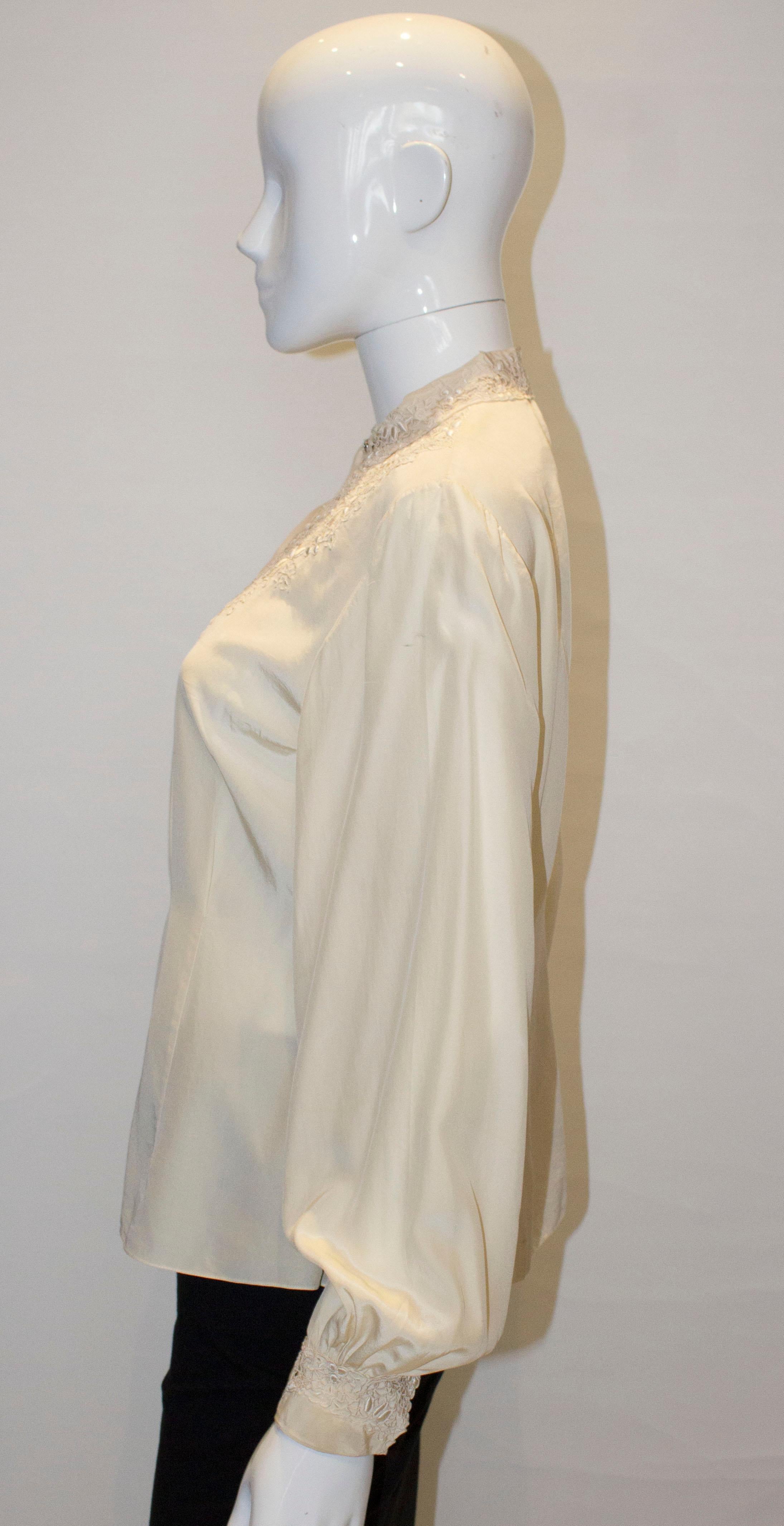 Elfenbeinfarbene Chinease-Bluse aus Seide mit Detail auf Bügel und Manschette. Damen im Angebot
