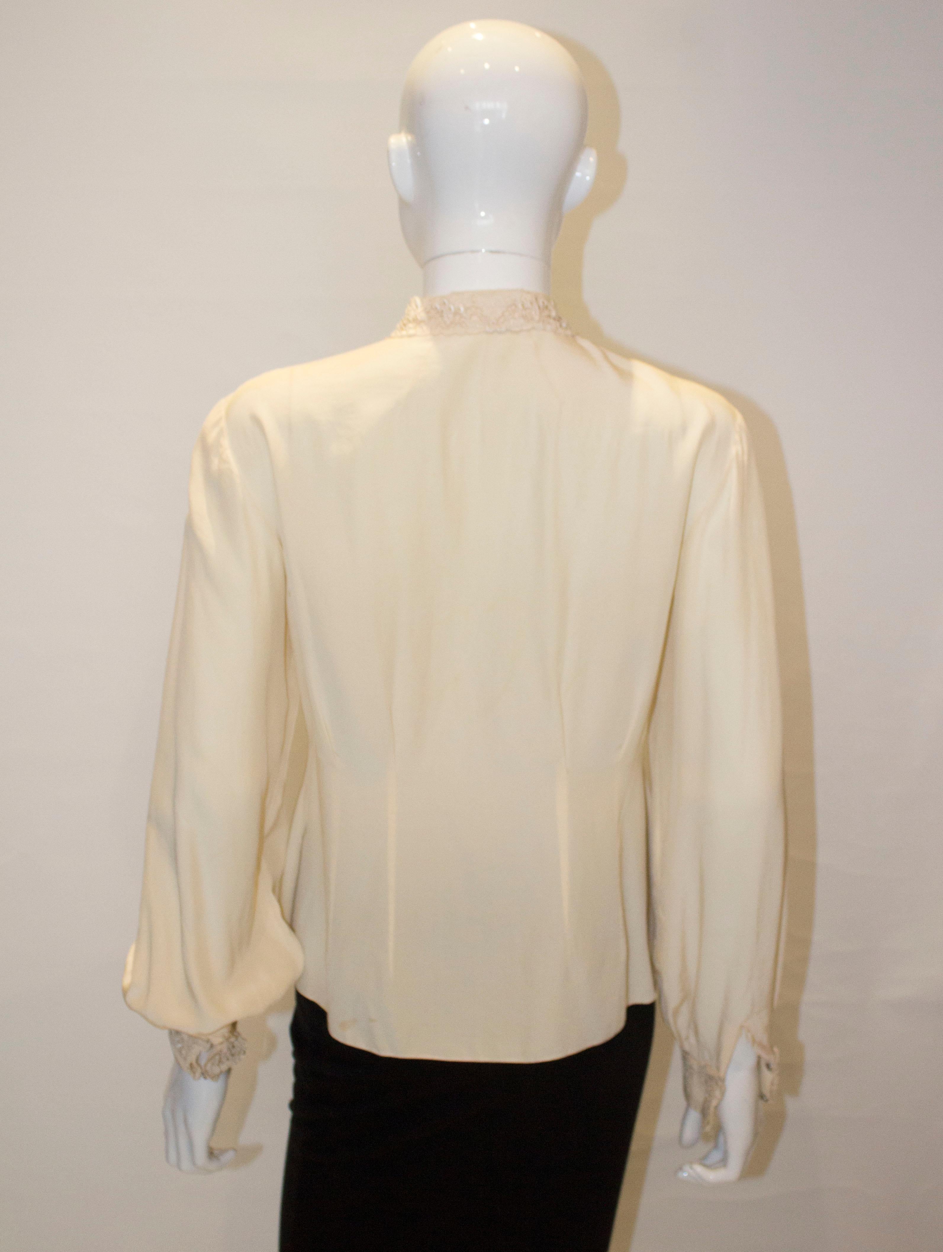 Elfenbeinfarbene Chinease-Bluse aus Seide mit Detail auf Bügel und Manschette. im Angebot 1
