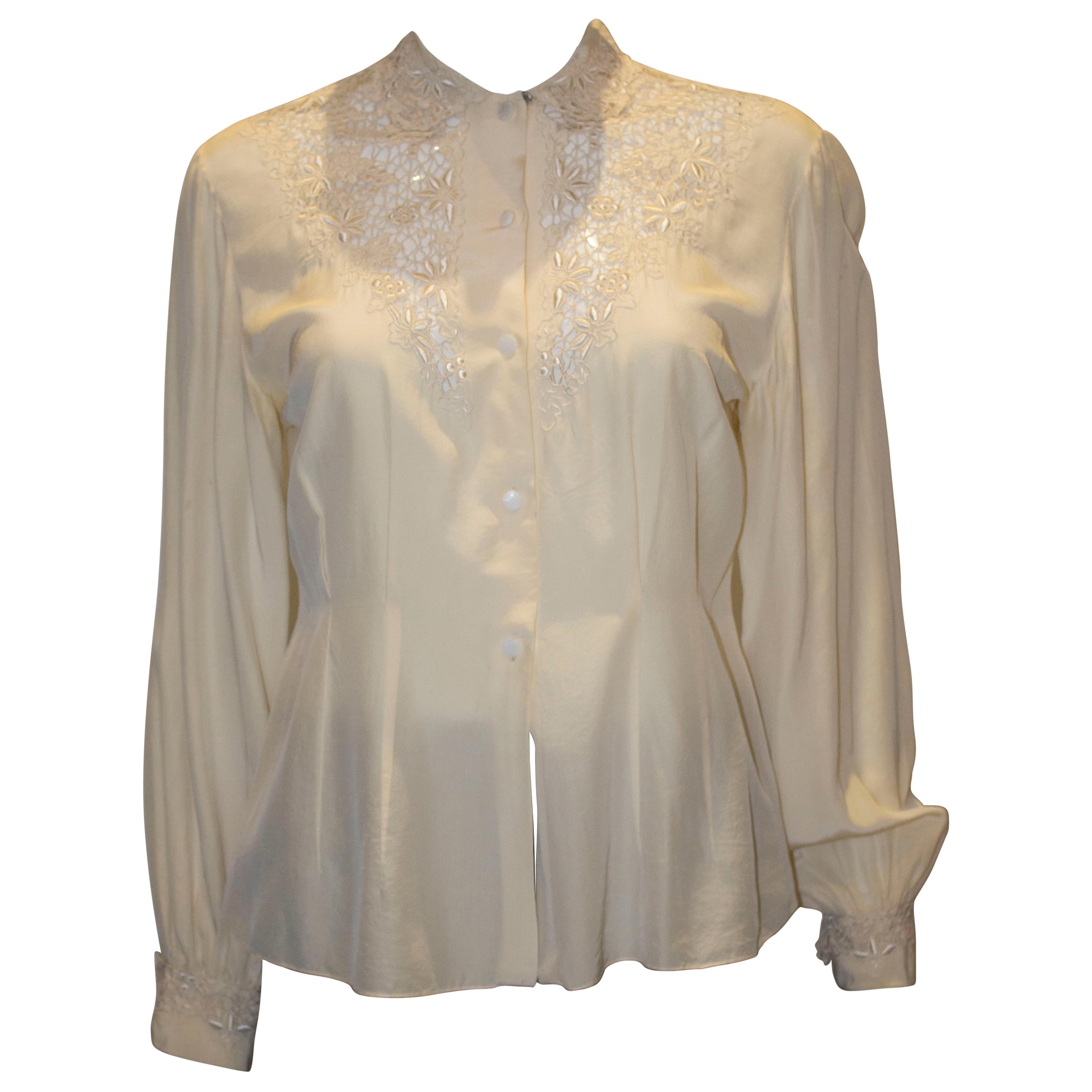 Elfenbeinfarbene Chinease-Bluse aus Seide mit Detail auf Bügel und Manschette. im Angebot