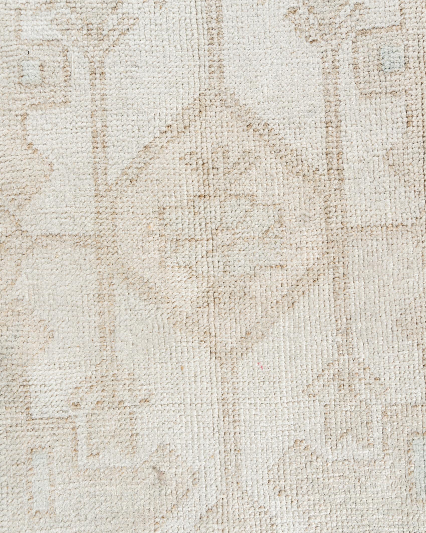 Vintage Elfenbein gedämpft türkischen Oushak Läufer Teppich 4'2 X 11'8 im Zustand „Gut“ im Angebot in New York, NY