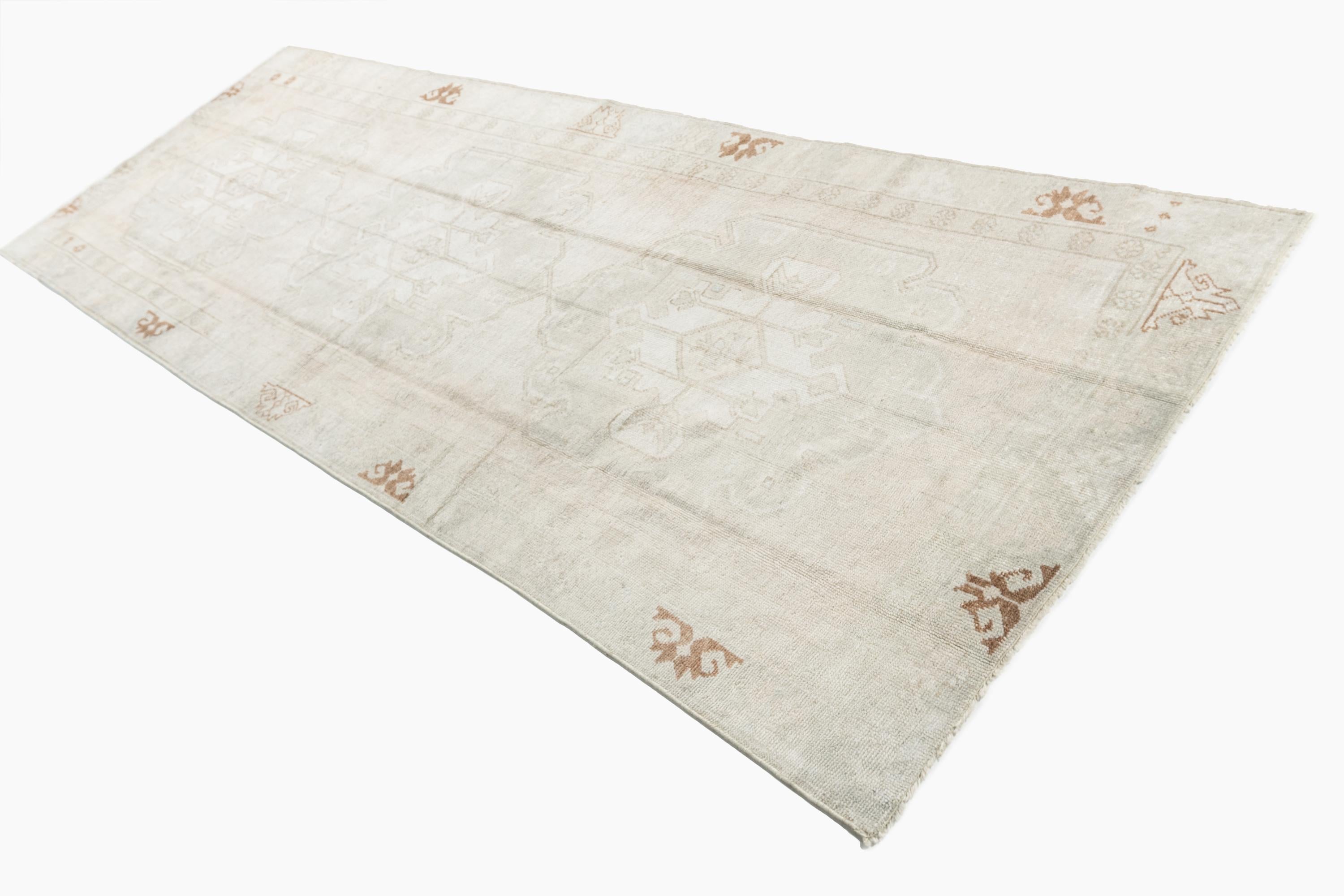 Vintage Elfenbein gedämpft türkischen Oushak Läufer Teppich 4'2 X 11'8 im Angebot 2