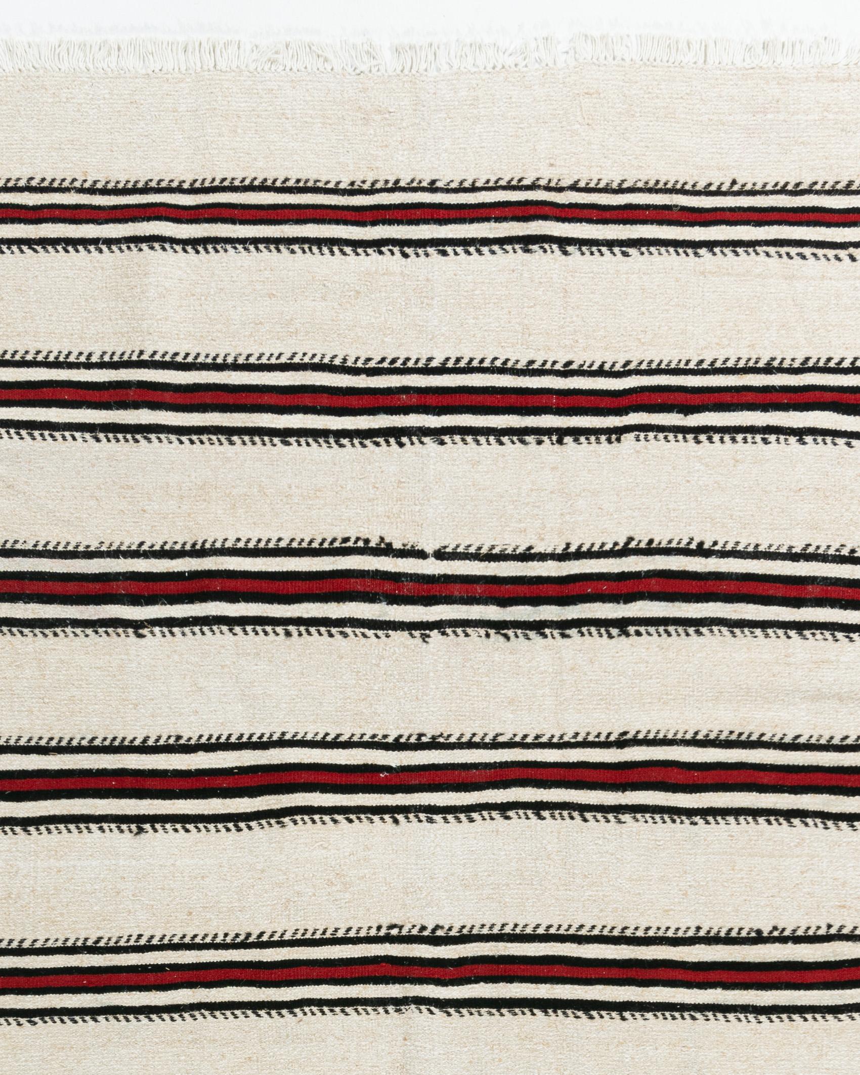 Vintage Ivory Turkish Kilim Area Rug 4'8 X 8'4. Ce Kilim turc vintage à tissage plat a été tissé à la main dans les années 1940. La simplicité et l'audace de cette pièce peuvent également donner une touche contemporaine et s'intègrent aussi bien