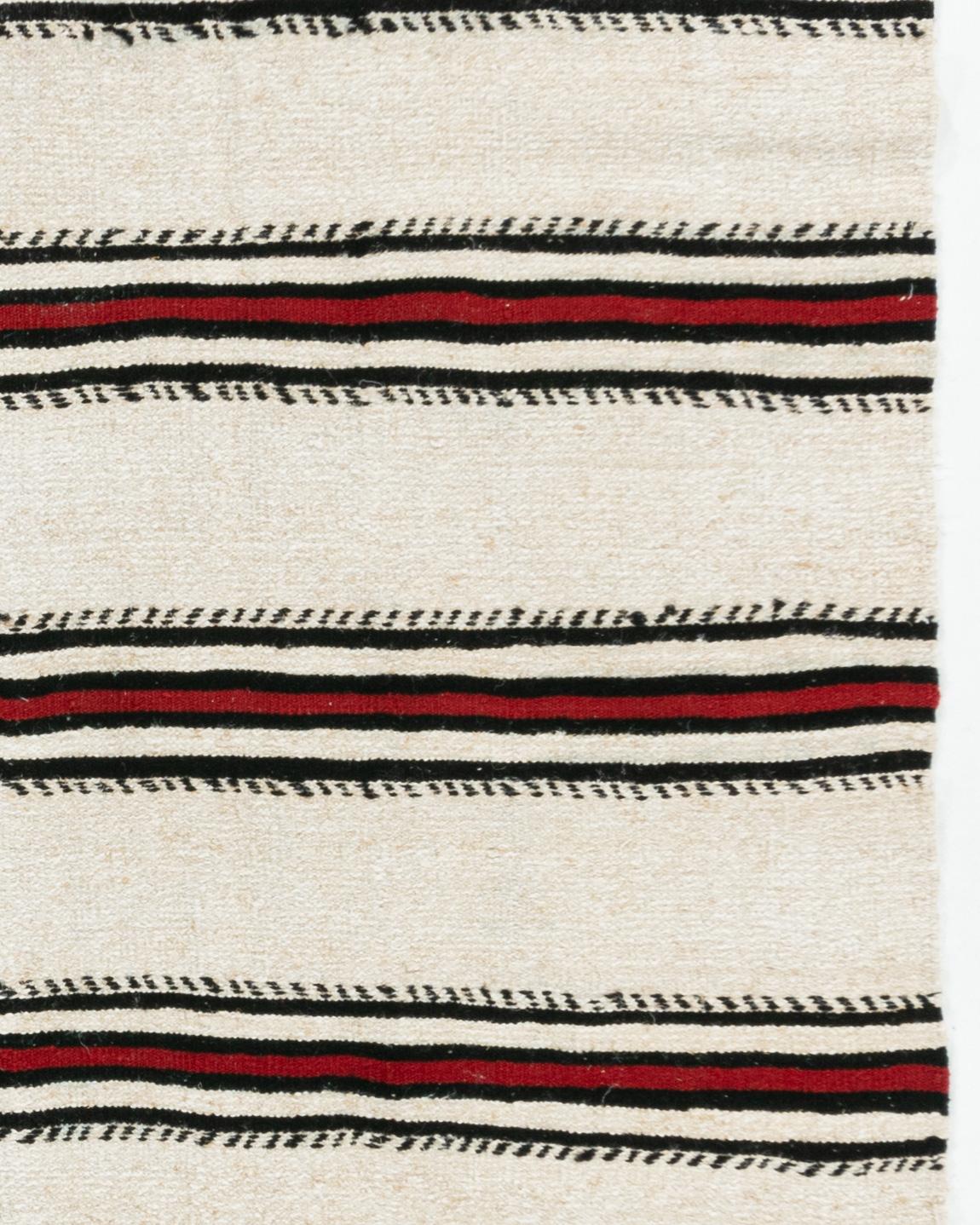 Tissé à la main Tapis Kilim turc ivoire vintage, 4'8 x 8'4 en vente