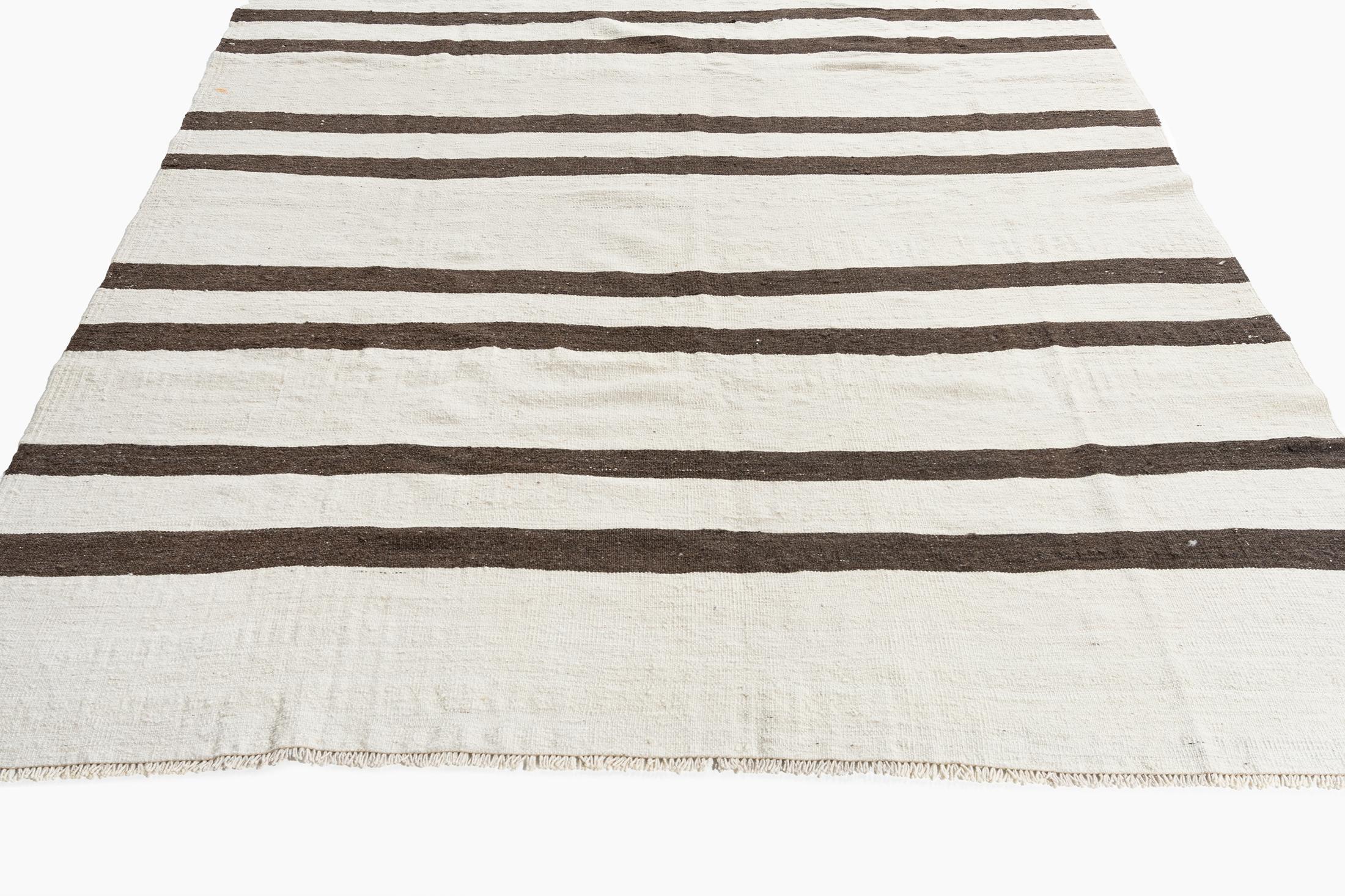 Vintage Ivory Turkish Kilim Rug Runner 5'9 x 11'9 In Good Condition For Sale In New York, NY