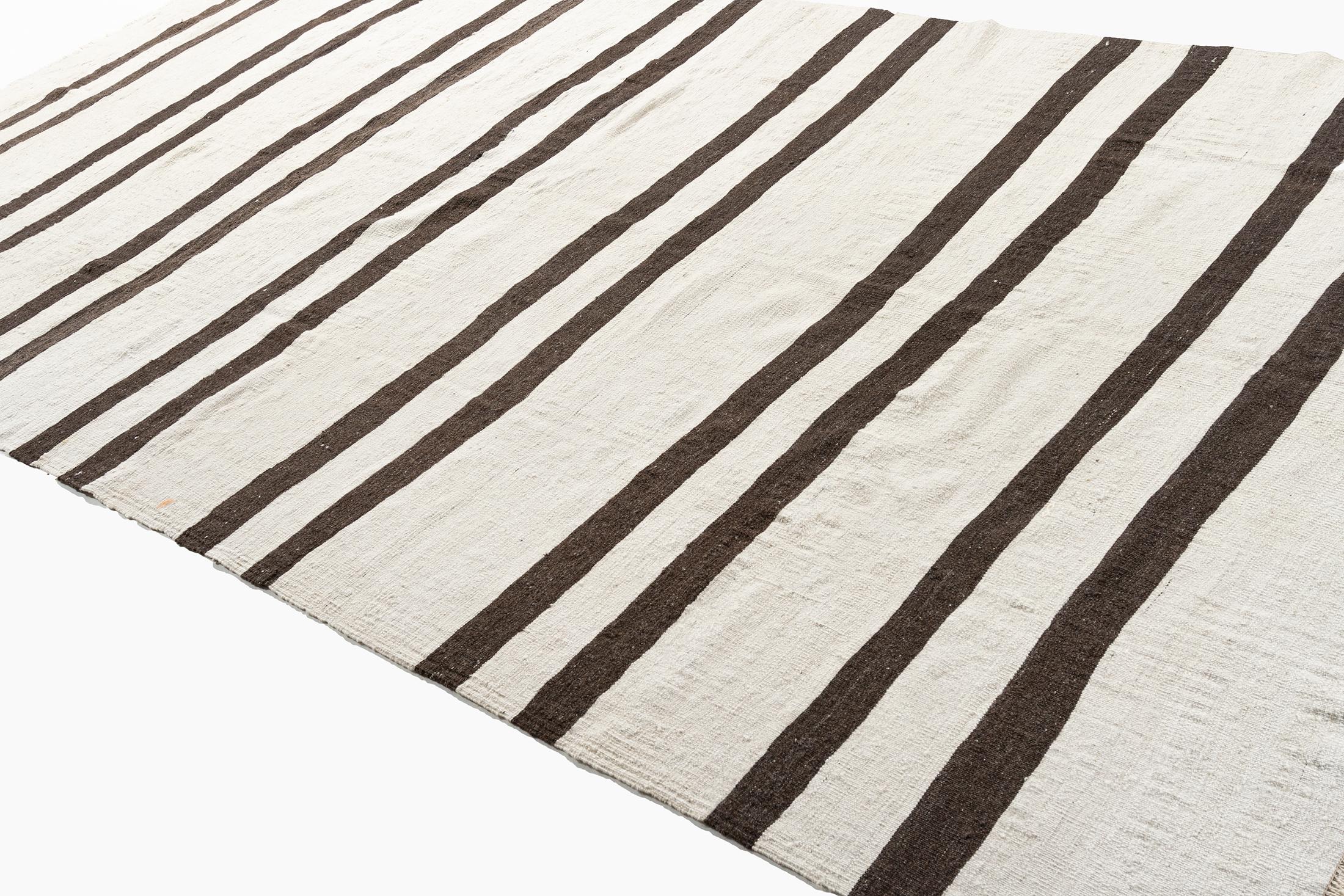 Vintage Ivory Turkish Kilim Rug Runner 5'9 x 11'9 In condizioni buone in vendita a New York, NY