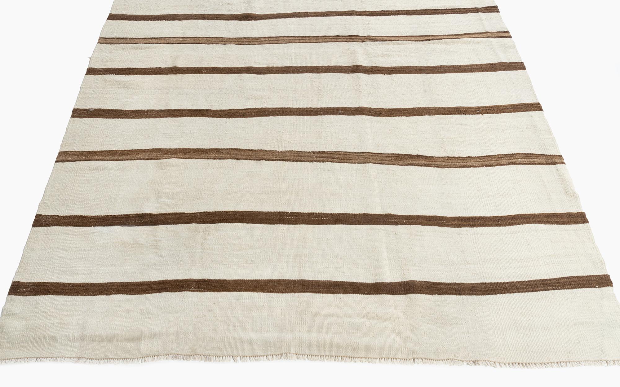 Vintage Ivory Turkish Kilim Runner 4'11 X 13'8 In Good Condition For Sale In New York, NY