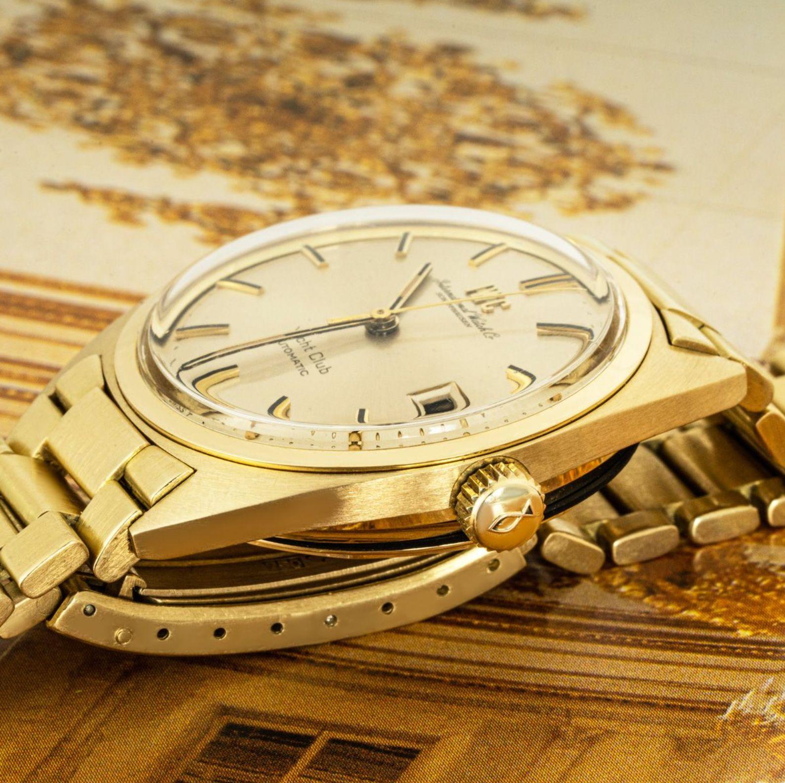 Eine Herren 36mm Gelbgold Yacht-Club von IWC. Sie verfügt über ein champagnerfarbenes Zifferblatt mit applizierten Stundenmarkierungen, eine Datumsanzeige und eine Lünette aus Gelbgold. Ausgestattet mit einem Kunststoffglas, einem Automatikwerk und