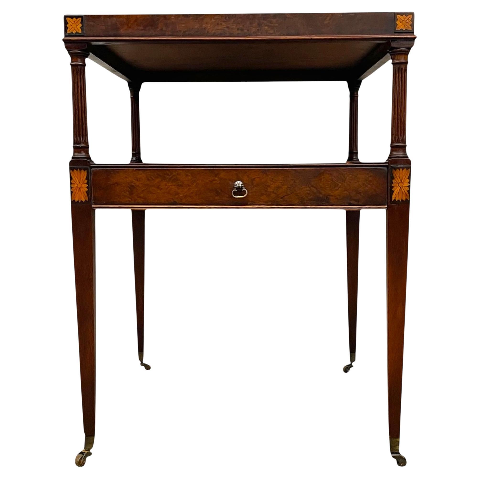 Table d
appoint Vintage Iwo-Tier avec plateau marqueté et. Marqueterie florale.