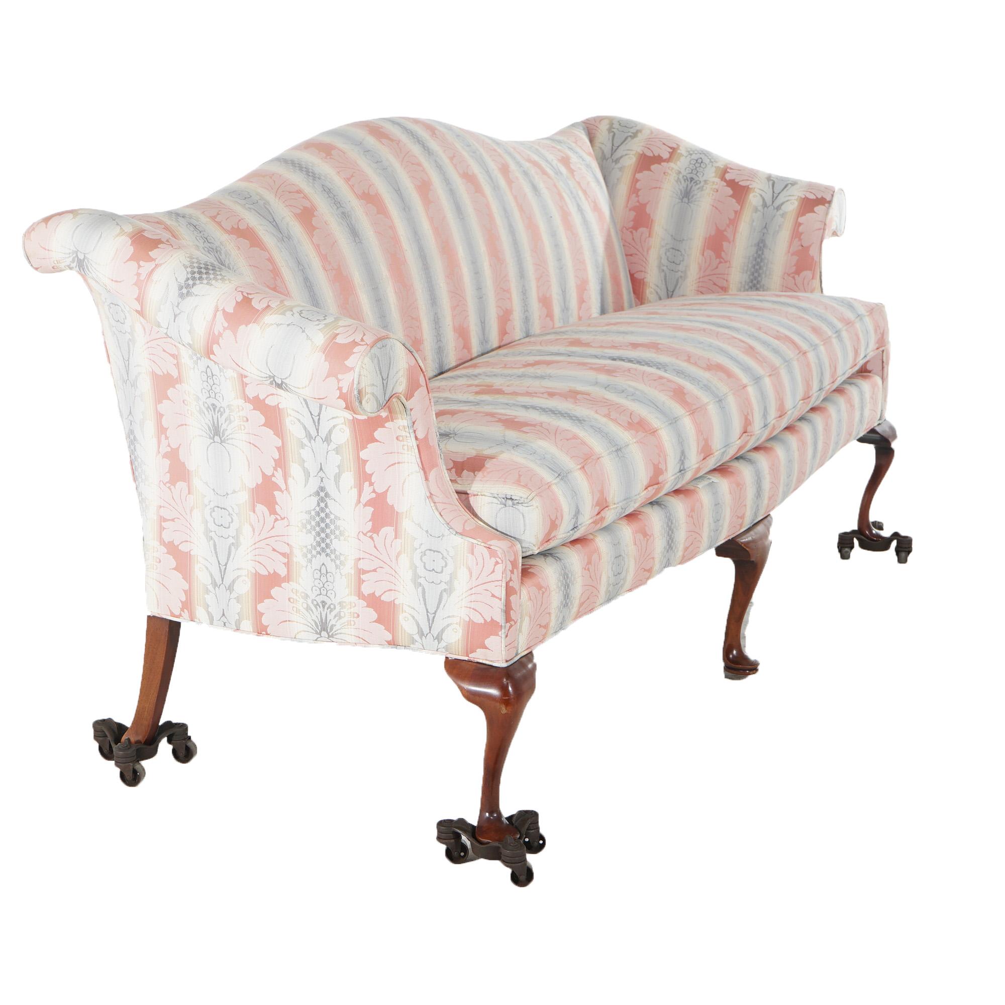 Vintage J. M. I. Queen Anne Camel Back Upholstered Sofa 20thC (Canapé à dossier camel) en vente 7