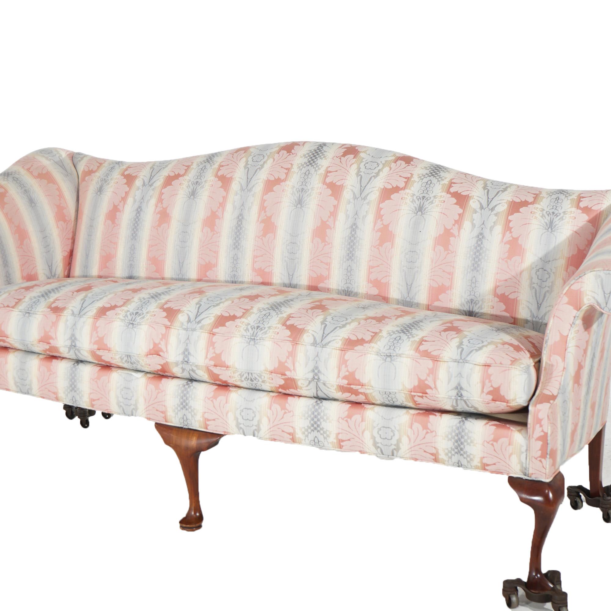 Vintage J. M. I. Queen Anne Camel Back Upholstered Sofa 20thC (Canapé à dossier camel) Bon état - En vente à Big Flats, NY