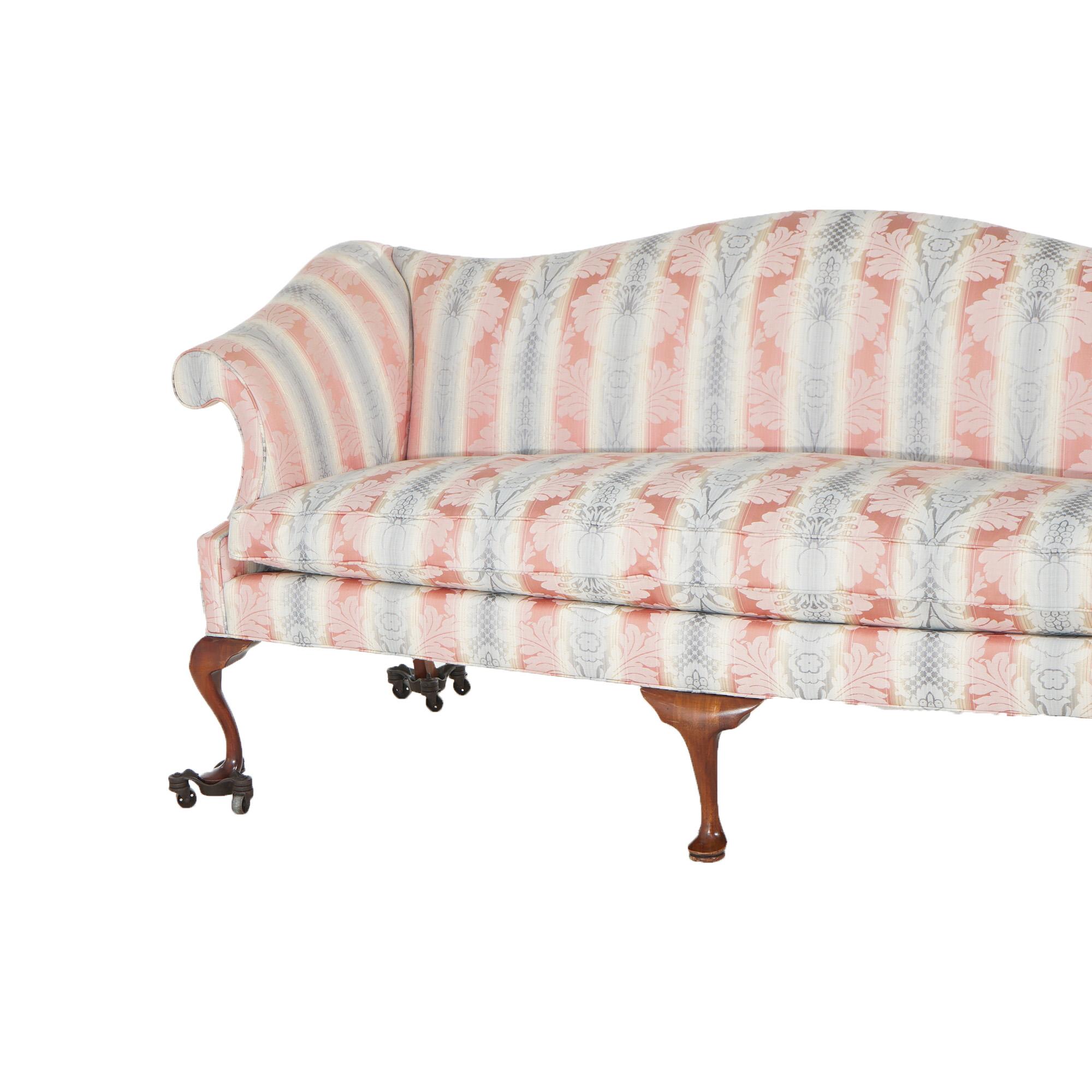 Tissu d'ameublement Vintage J. M. I. Queen Anne Camel Back Upholstered Sofa 20thC (Canapé à dossier camel) en vente