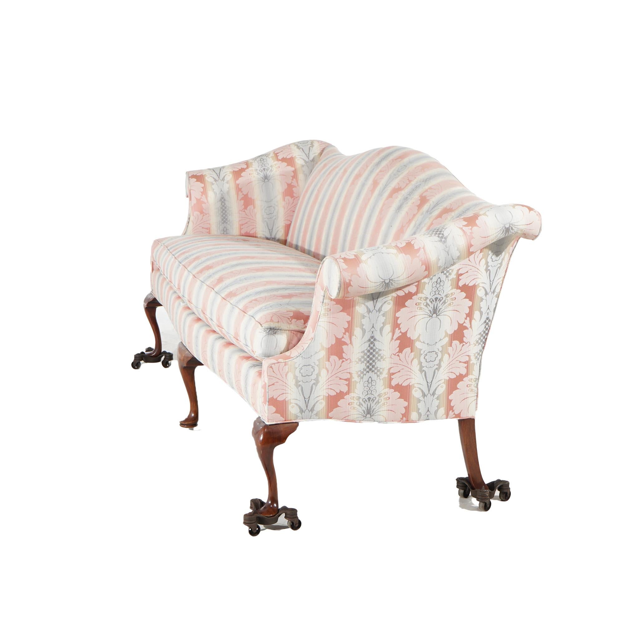 Vintage J. M. I. Queen Anne Camel Back Upholstered Sofa 20thC (Canapé à dossier camel) en vente 1
