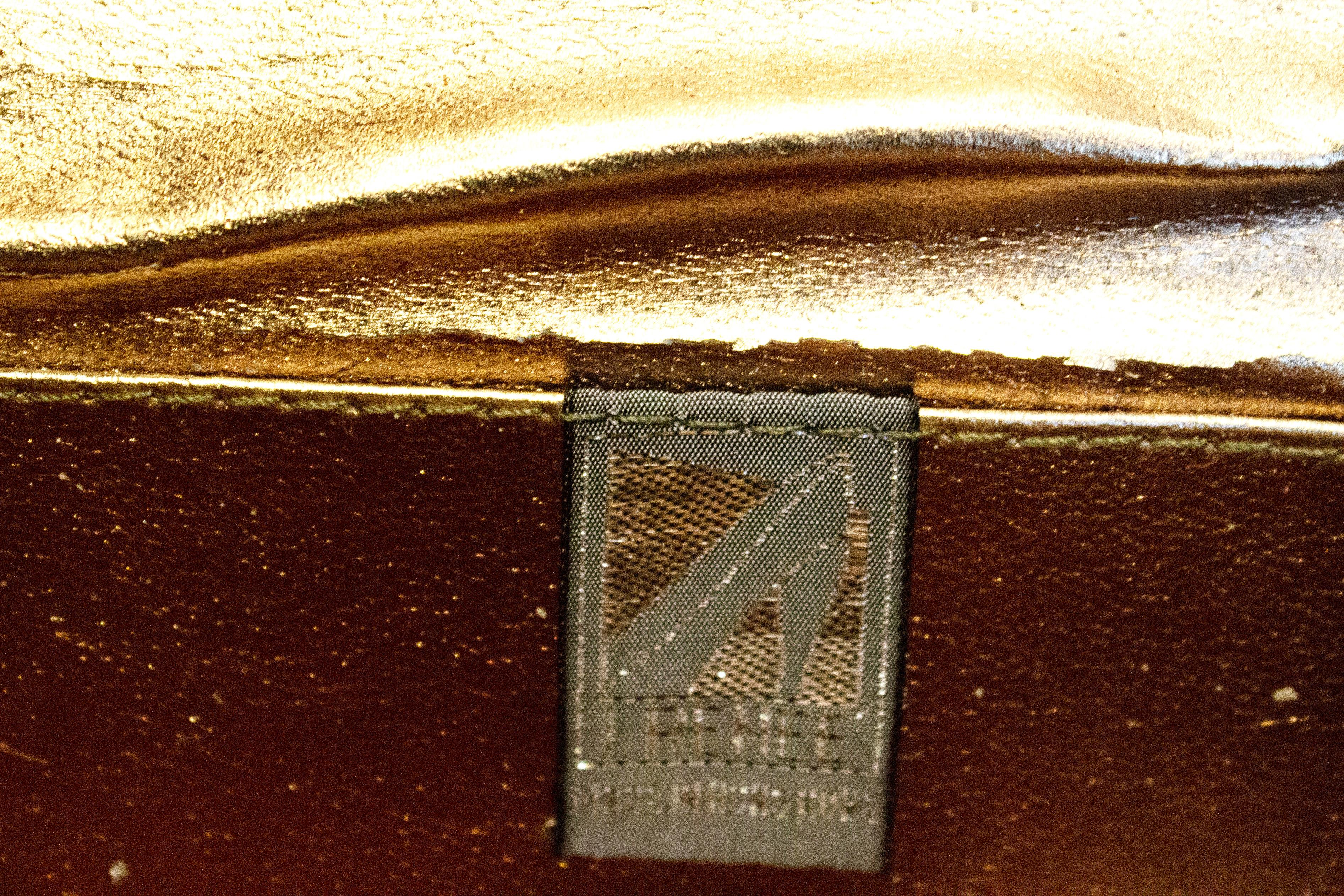 Eine schicke Vintage-Handtasche von J Renee. Die Handtasche in einem sanften Bronzeton hat einen abnehmbaren Riemen und kann so als Clutch oder Handtasche verwendet werden.
Maße: Breite 9'', Höhe 5'', Tiefe 2''