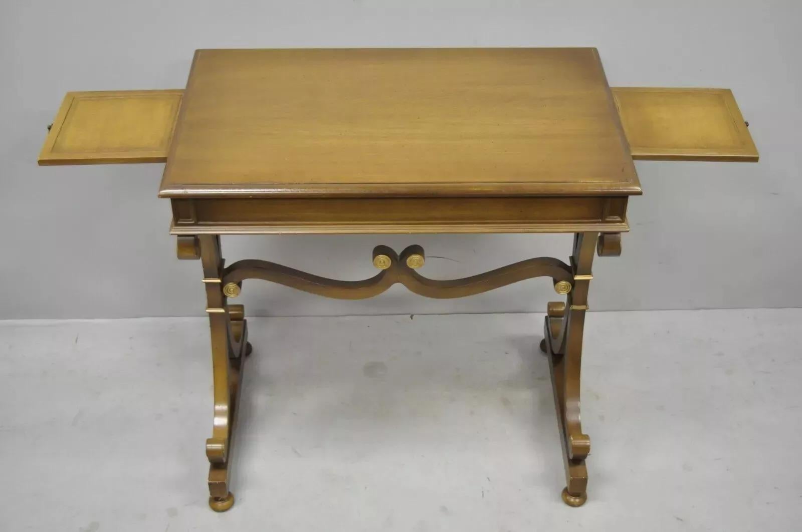 Vintage J. Zonon Regency Style X-Frame Mahogany Side / Lamp Tables - a Pair. L'article se caractérise par des surfaces supérieures en cuir extractibles des deux côtés, des supports en forme de x, des accents peints en or, un cachet original, un