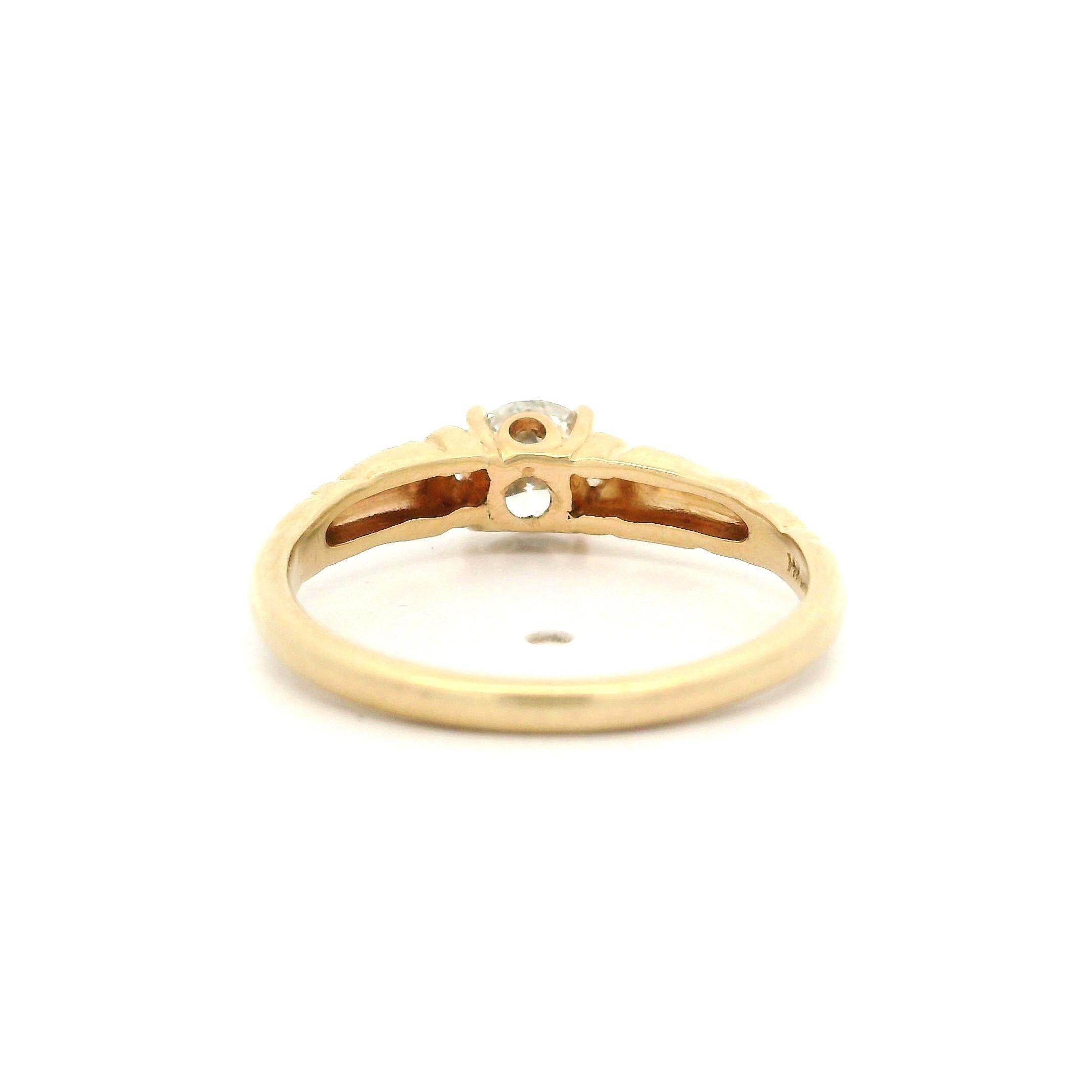 --Pierre(s) :...
(1) Diamant véritable naturel - taille européenne ancienne - serti clos - couleur H - pureté SI2 - 0,50 ct (environ)

MATERIAL : Or jaune 14k massif
Poids : 2.01 grammes
Taille de la bague : 6.0 (ajustée sur un doigt, veuillez nous