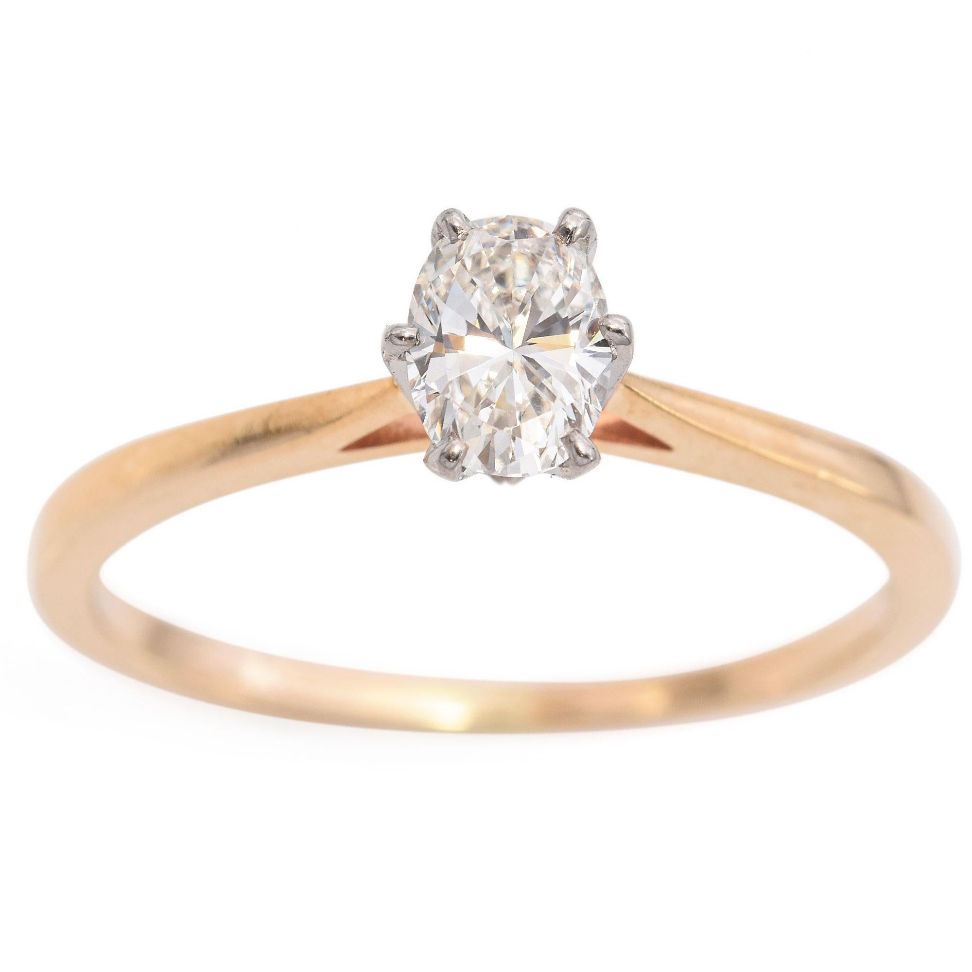 Este elegante anillo presenta un cautivador diamante de talla ovalada, sujeto con seguridad por seis garras. El brillo del diamante se ve acentuado por una banda elegante y minimalista de oro cálido, que crea un llamativo contraste.

Peso: 2