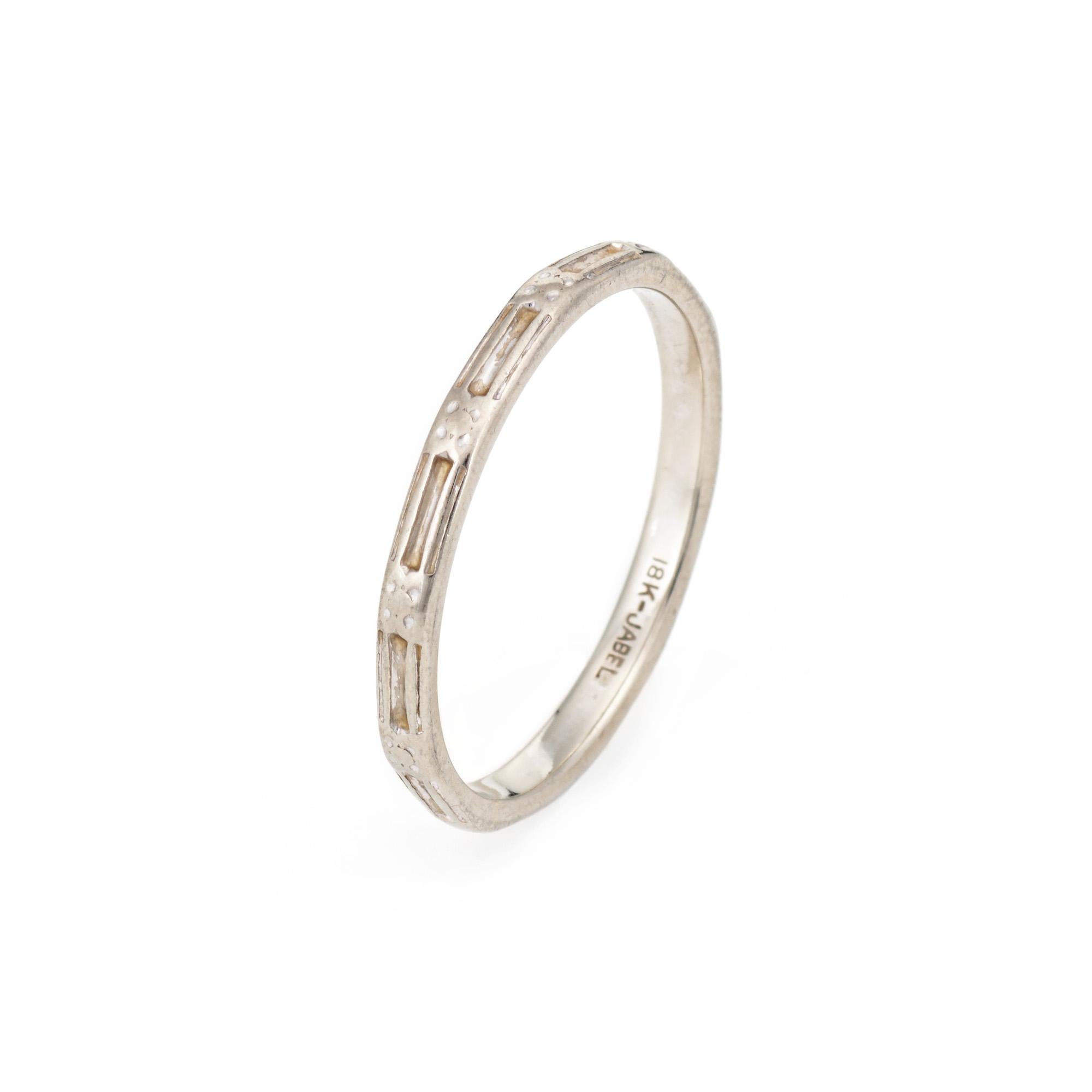 Stilvoller Vintage-Ehering aus 18 Karat Weißgold (ca. 1920er bis 1930er Jahre).

Der Ring wird von Jabel hergestellt, einem angesehenen amerikanischen Hersteller feiner Schmuckstücke seit 1916. Ein großartiger Ring, den man allein tragen oder mit