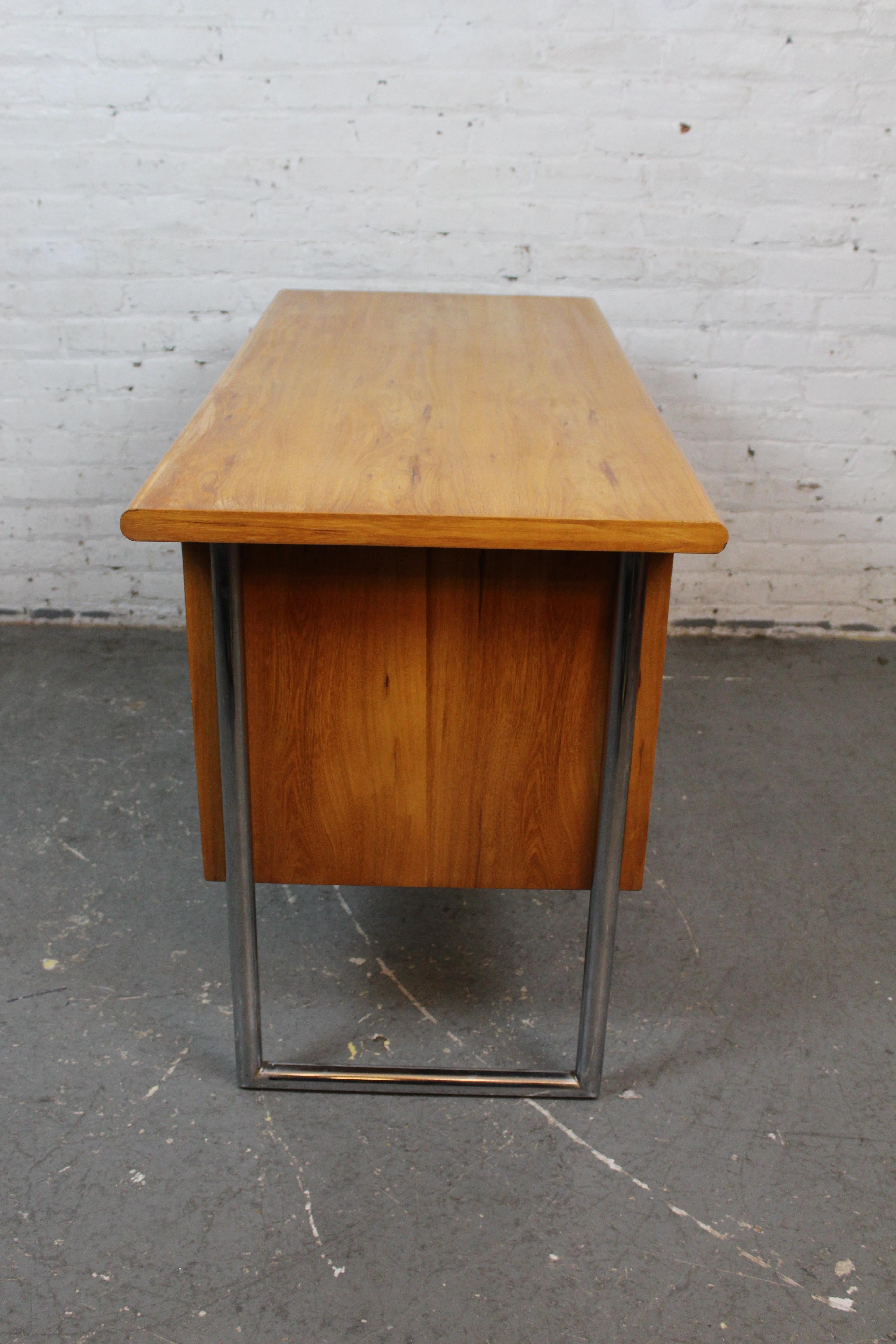 Vintage Jack Cartwright Elm Desk for Founders by Thomasville In Good Condition In Brooklyn, NY