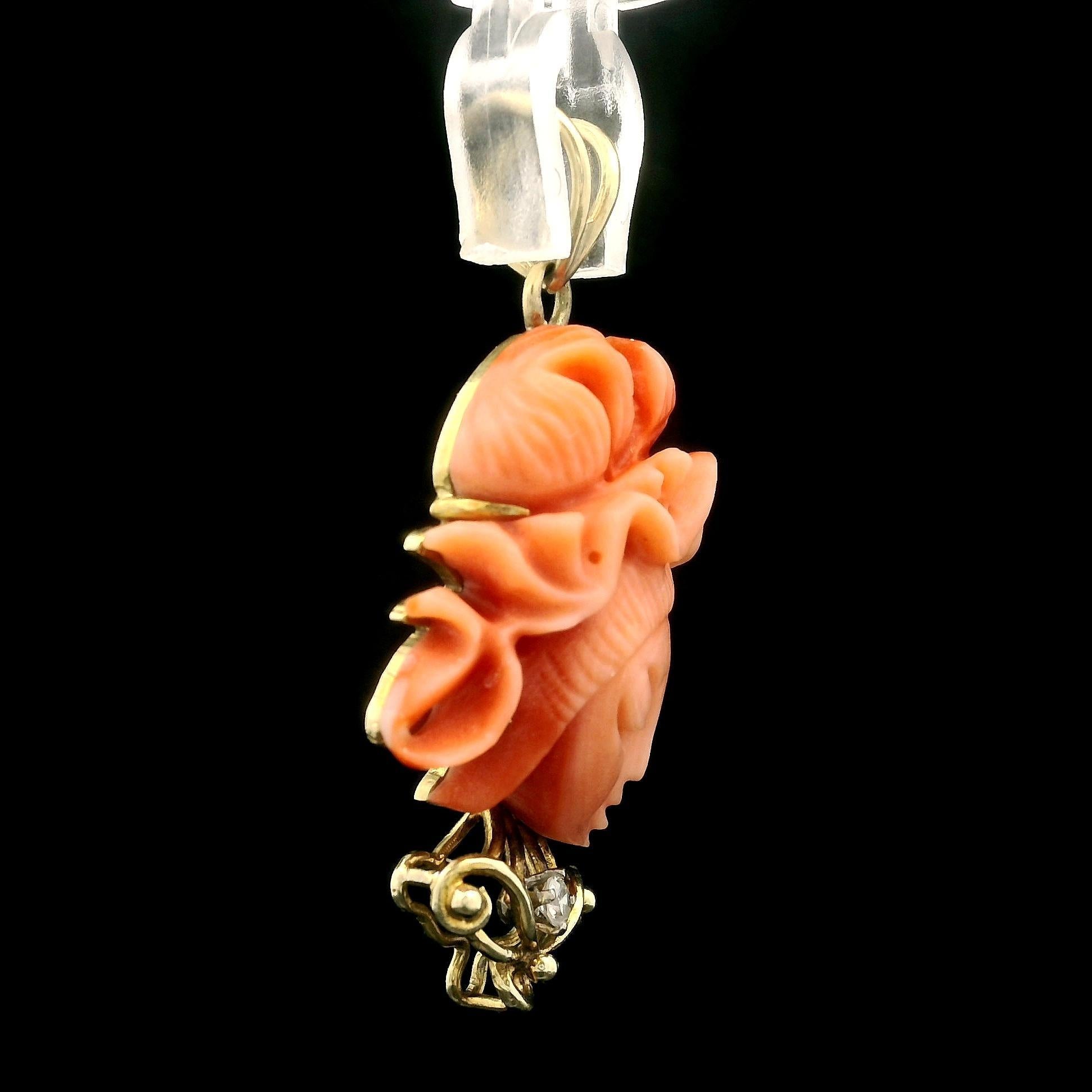 -Pierre(s)
(1) Corail véritable naturel - Portrait de femme sculpté - Riche couleur rose saumoné 
(1) Diamant naturel véritable - taille unique - serti - couleur blanche - 0,03ct (approx.)

MATERIAL : Or jaune 14k massif 
Poids : 4,2 grammes
Largeur